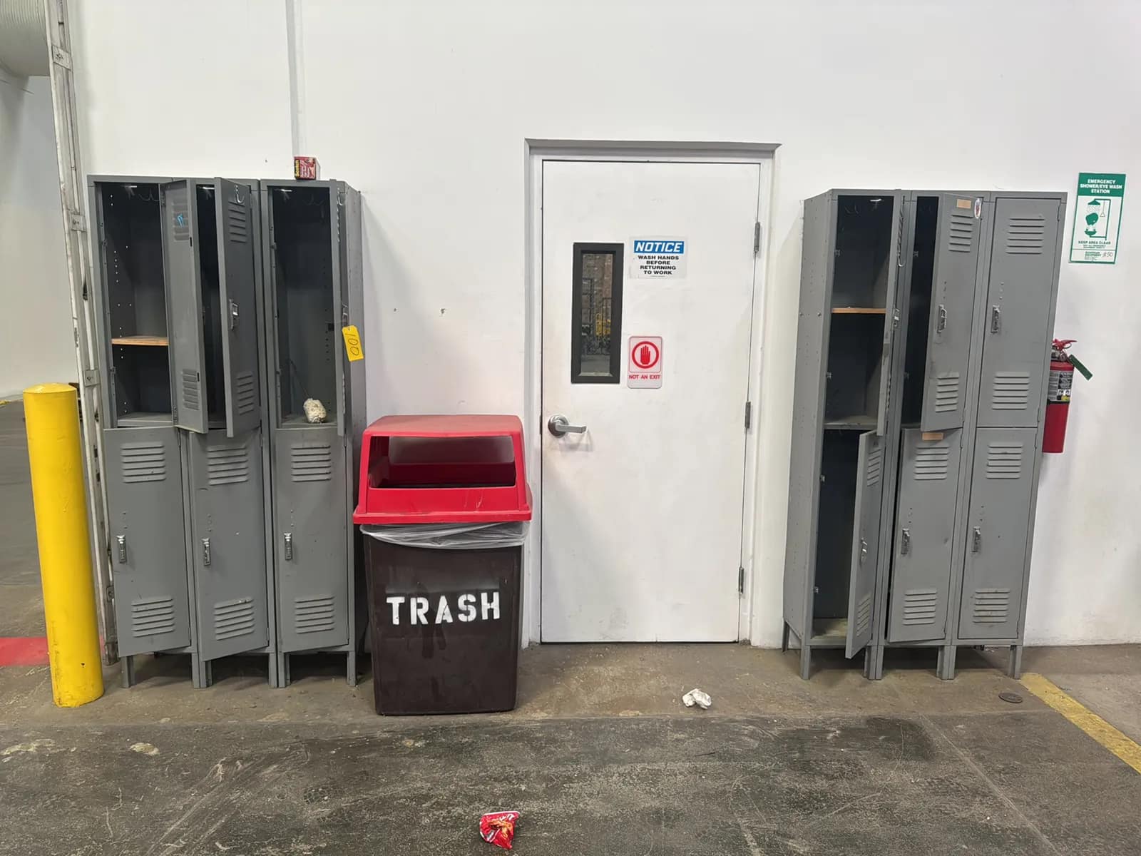 2-lockers-1-garbage-can-e36c89