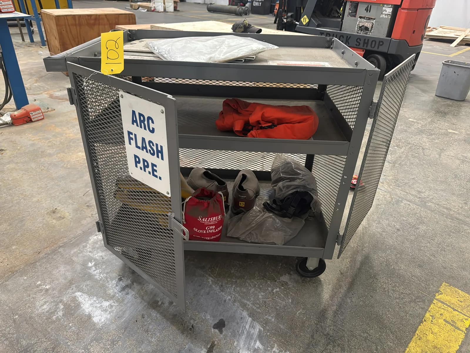 rolling-metal-cart-with-contents-8b4d70