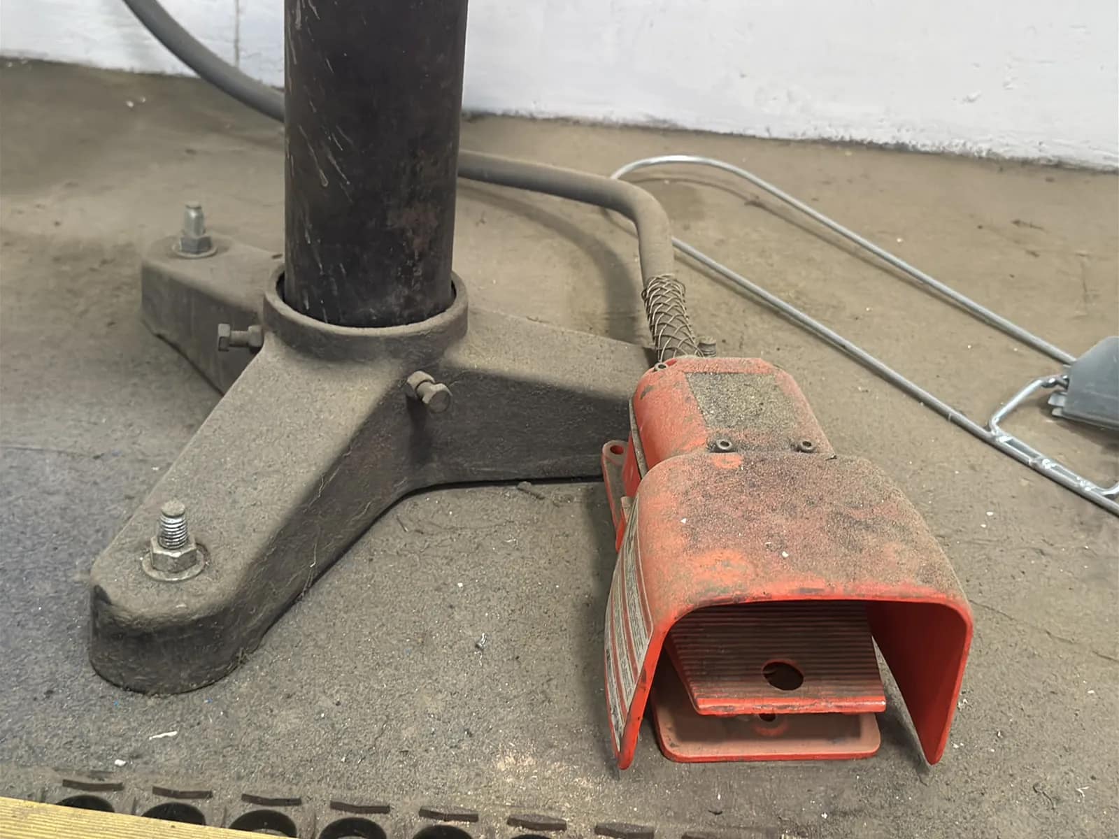 Dayton 2LKR8 7" 1/2 HP Bench Grinder, photo 4 of 5