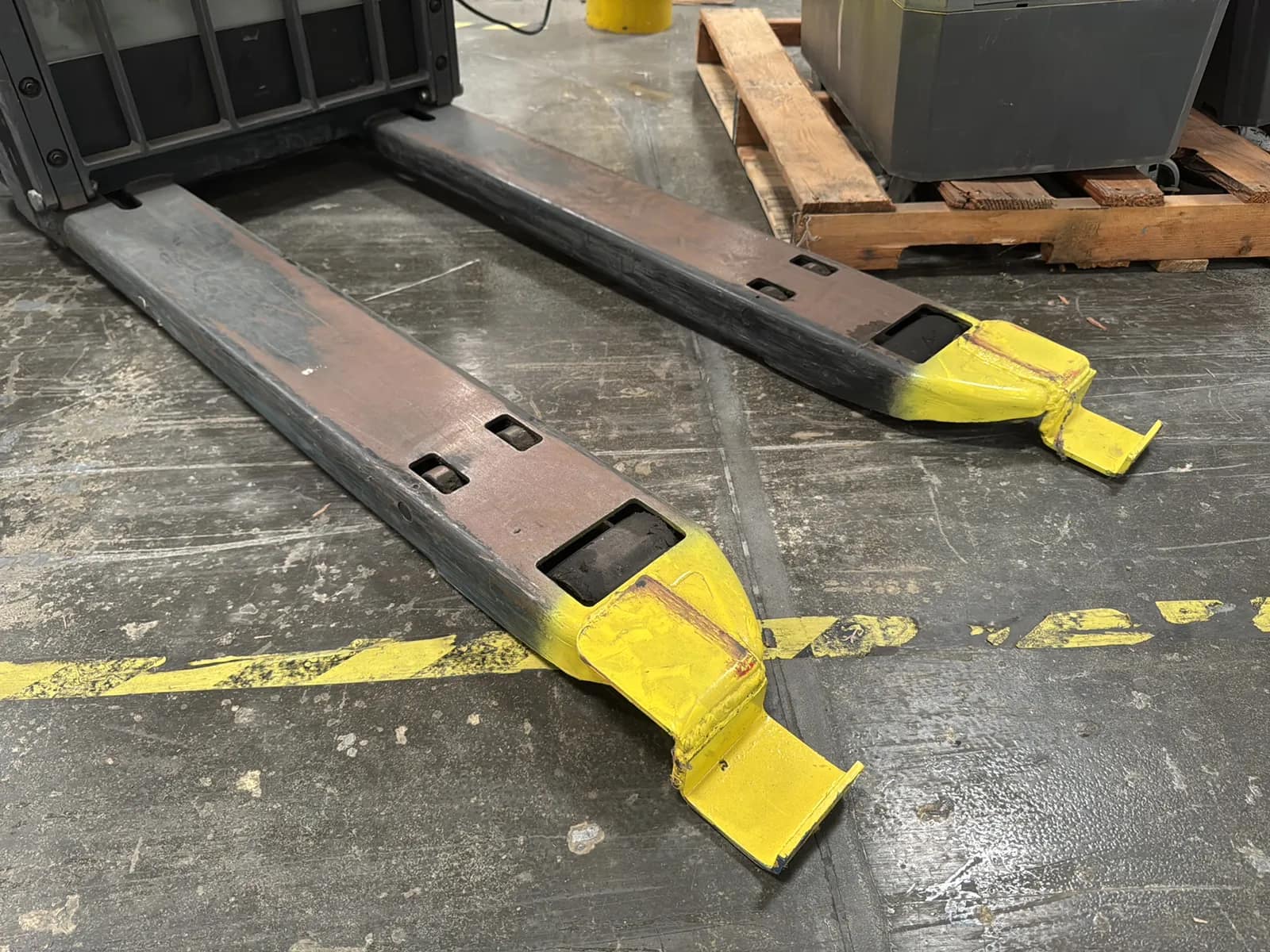 Crown WP 4500 Lb Capacity Electric Pallet Jack, photo 3 of 9