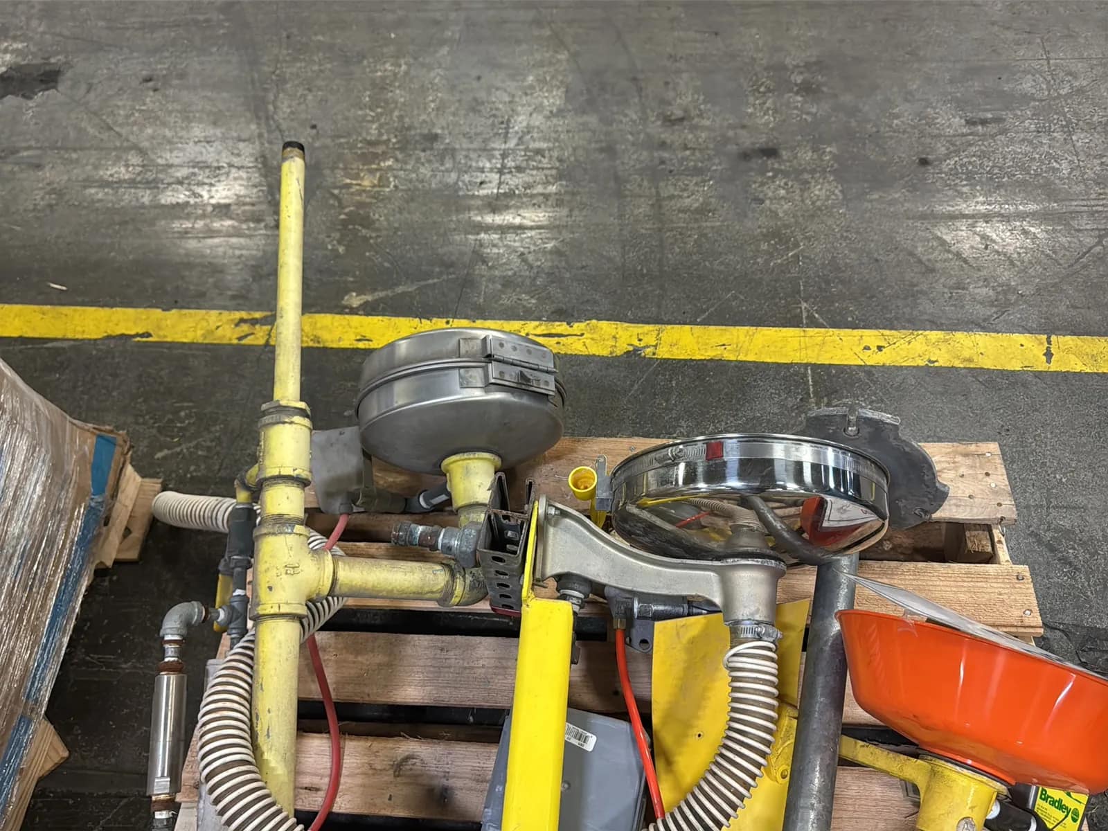 Contents Of Pallet: (4) Eyewash Stations, photo 4 of 9