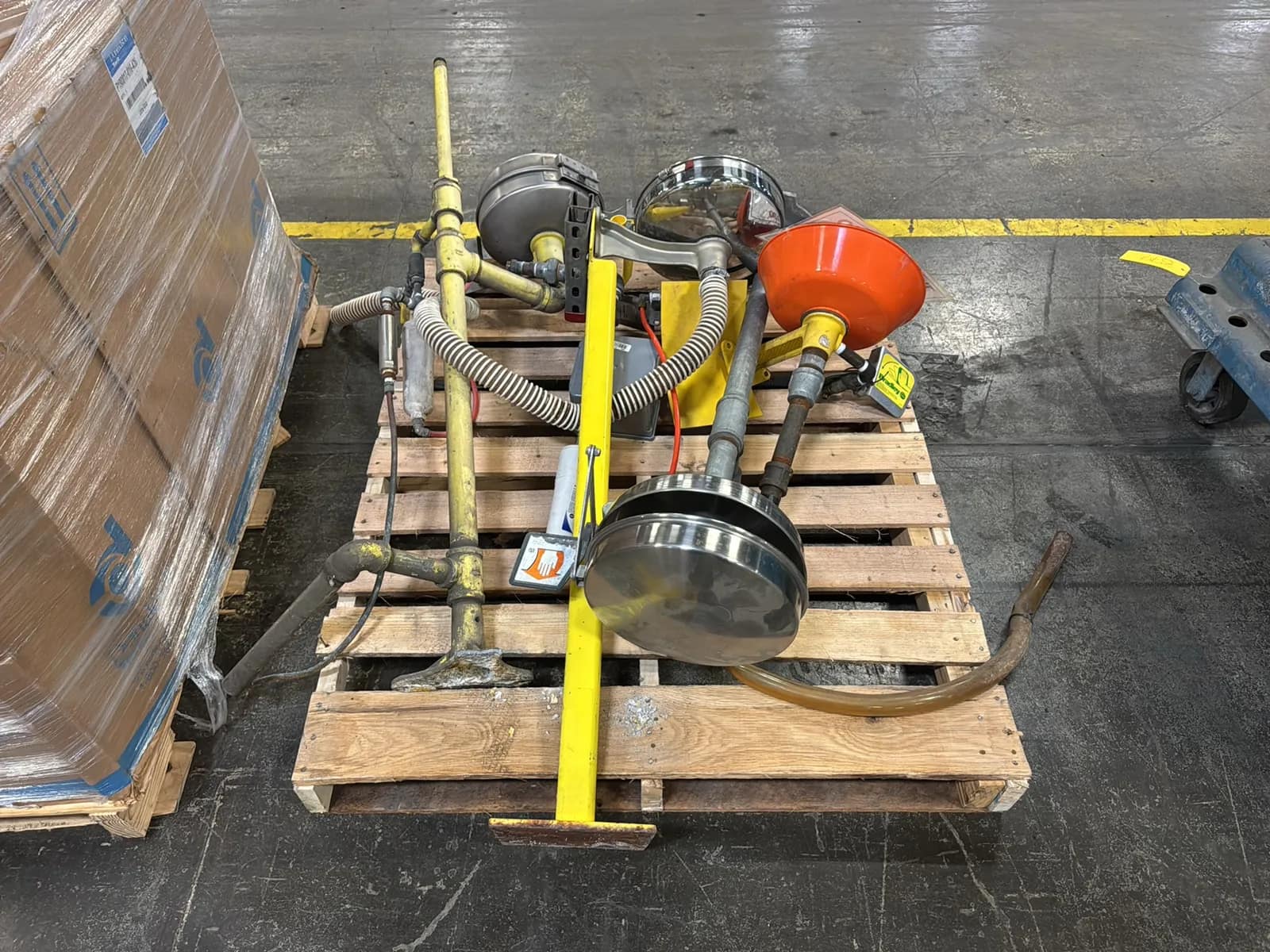 contents-of-pallet-4-eyewash-stations-3b1345