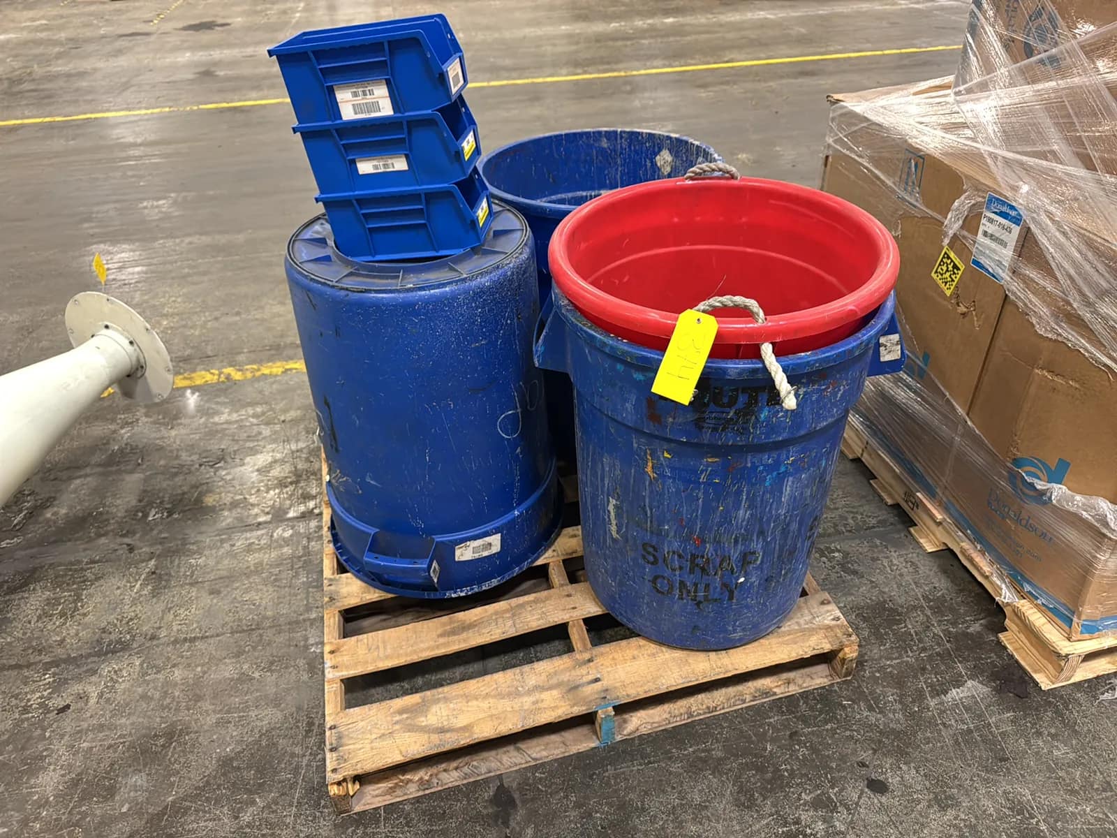 contents-of-pallet-3-rubbermaid-brute-trashcans-and-assorted-bins-22d4fa