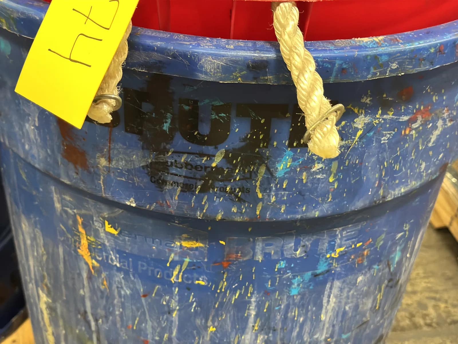 Contents Of Pallet: (3) Rubbermaid Brute Trashcans And Assorted Bins, photo 5 of 7