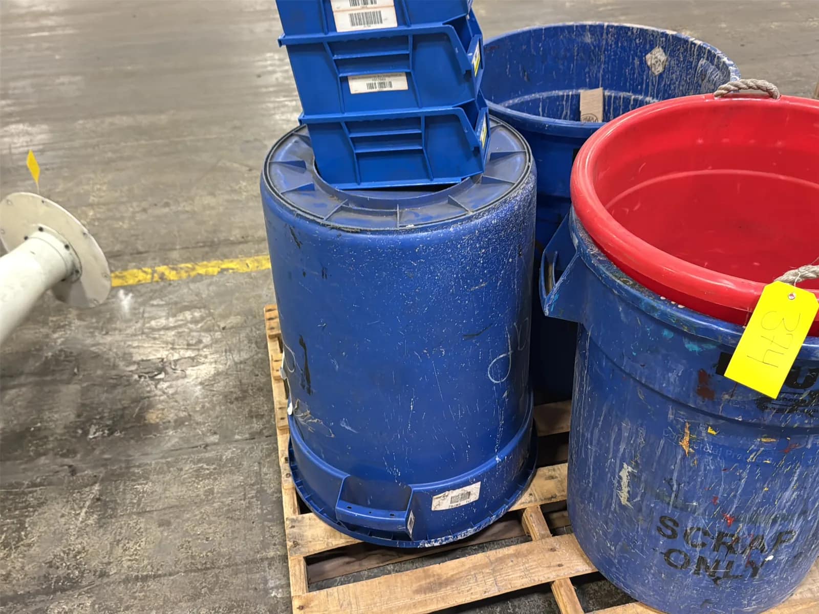 Contents Of Pallet: (3) Rubbermaid Brute Trashcans And Assorted Bins, photo 3 of 7