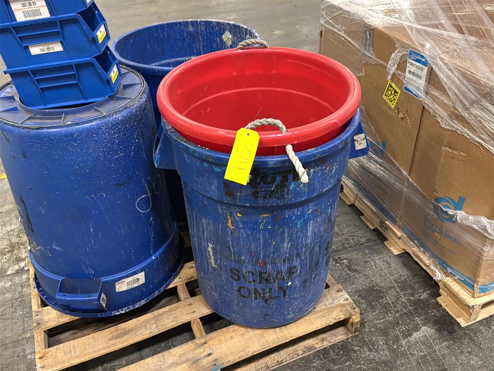 Contents Of Pallet: (3) Rubbermaid Brute Trashcans And Assorted Bins, photo 2 of 7