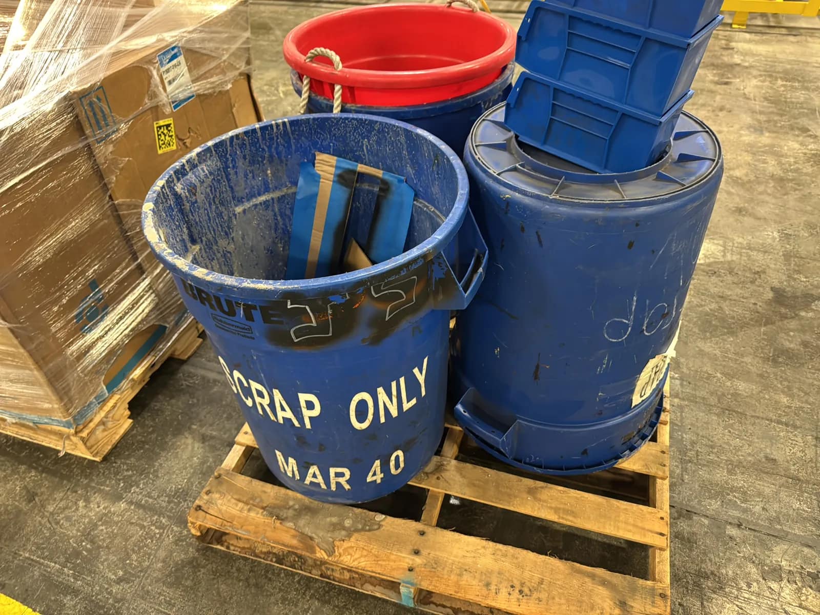 Contents Of Pallet: (3) Rubbermaid Brute Trashcans And Assorted Bins, photo 7 of 7