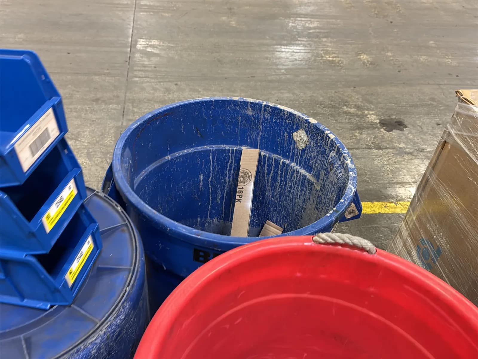 Contents Of Pallet: (3) Rubbermaid Brute Trashcans And Assorted Bins, photo 4 of 7