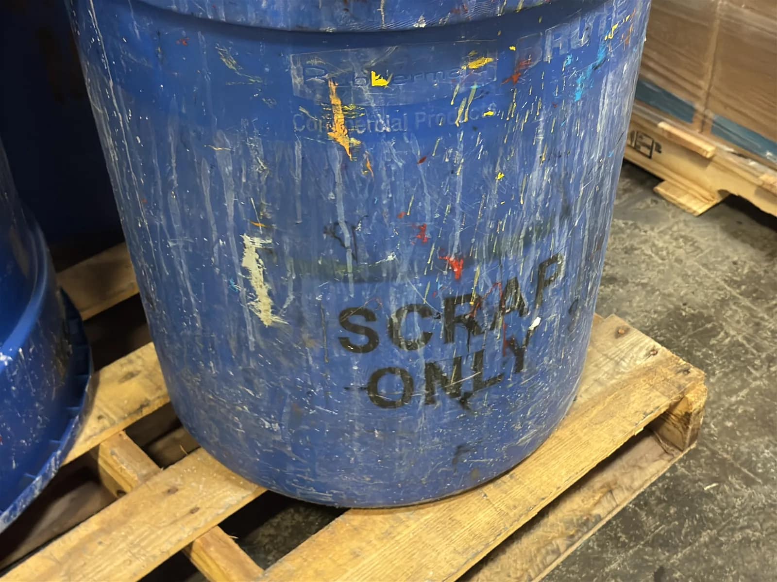 Contents Of Pallet: (3) Rubbermaid Brute Trashcans And Assorted Bins, photo 6 of 7