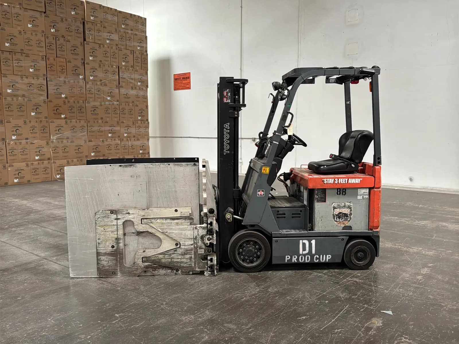Toyota 7FBCU15 3,000lb Capacity Electric Forklift With Cascade Bale Clamp, photo 3 of 55