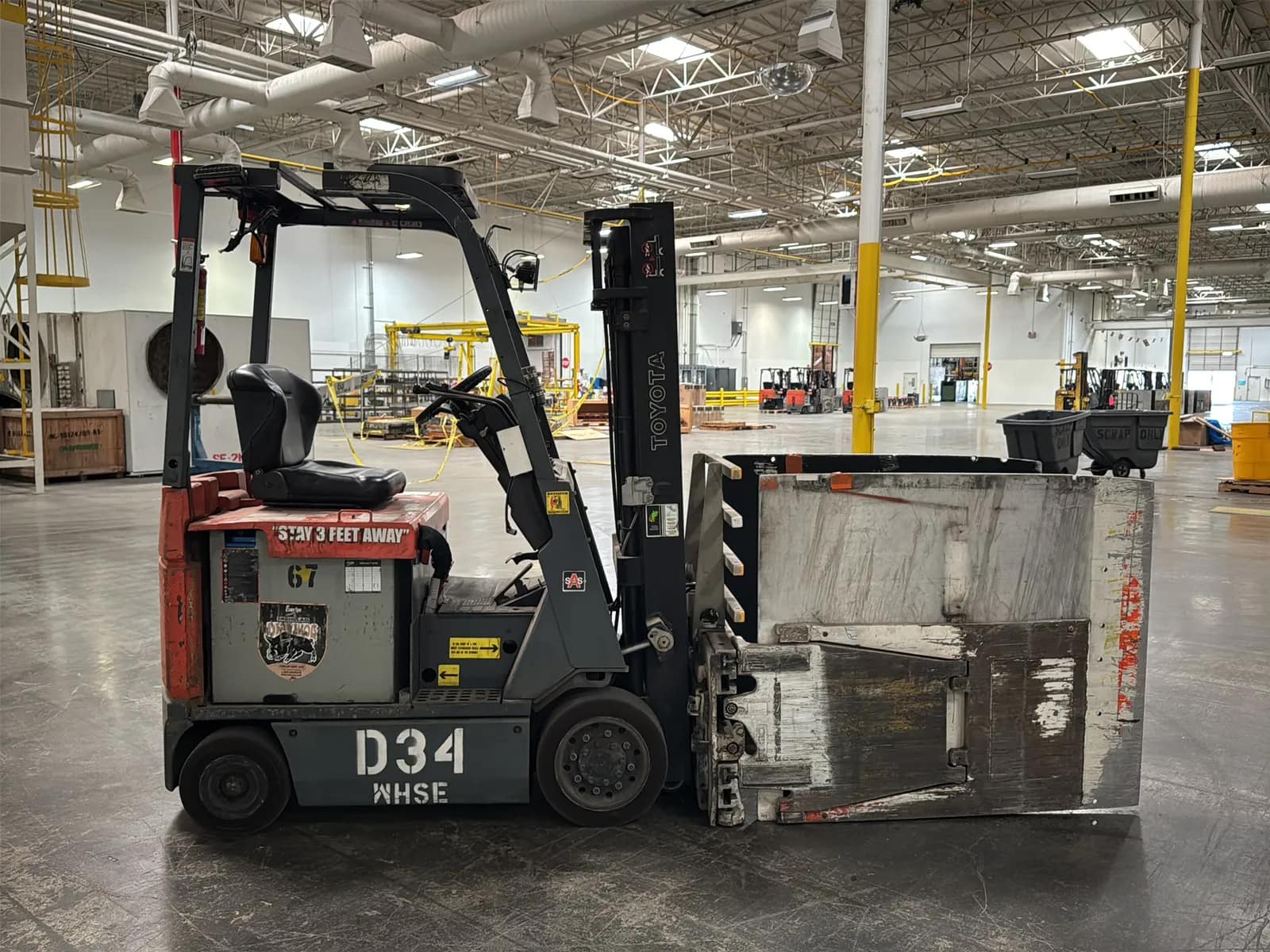 Toyota 7FBCU15 3,000lb Capacity Electric Forklift With Cascade Bale Clamp, photo 5 of 45