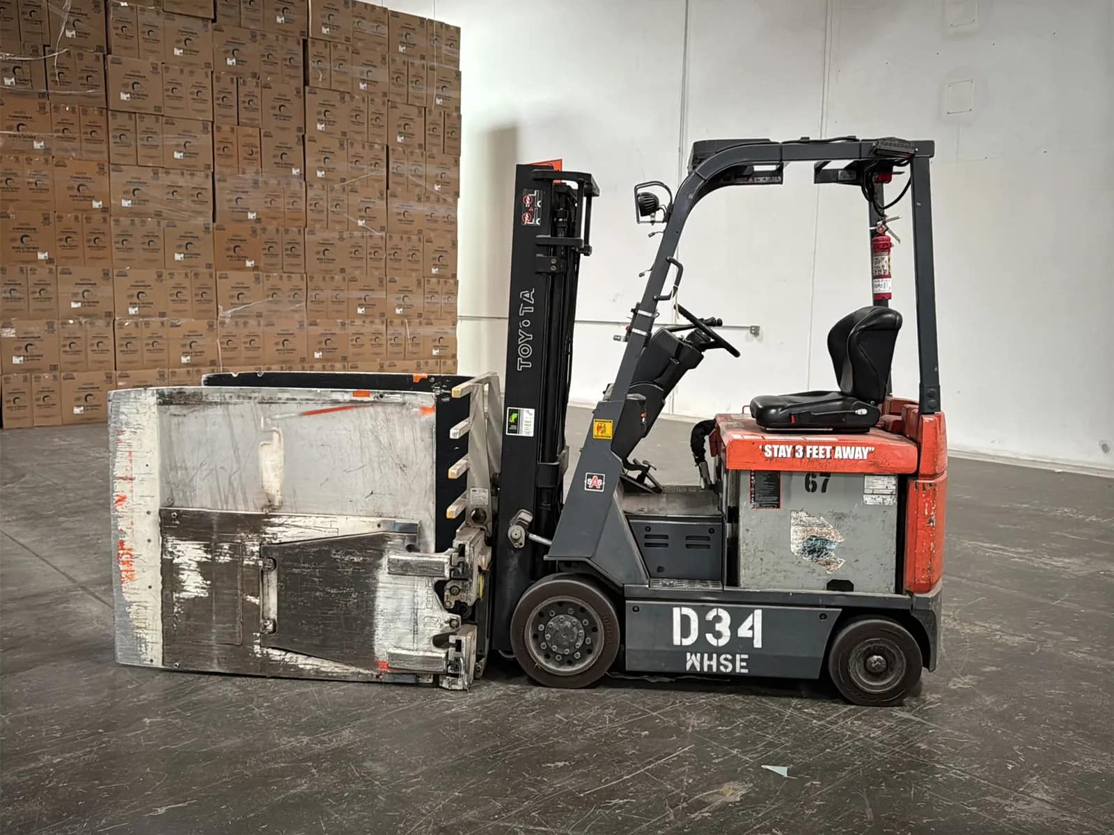 Toyota 7FBCU15 3,000lb Capacity Electric Forklift With Cascade Bale Clamp, photo 3 of 45