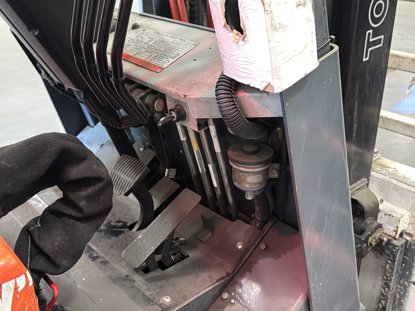 Toyota 5FBCU15 2,700lb Capacity Electric Forklift With Cascade Bale Clamp, photo 26 of 49