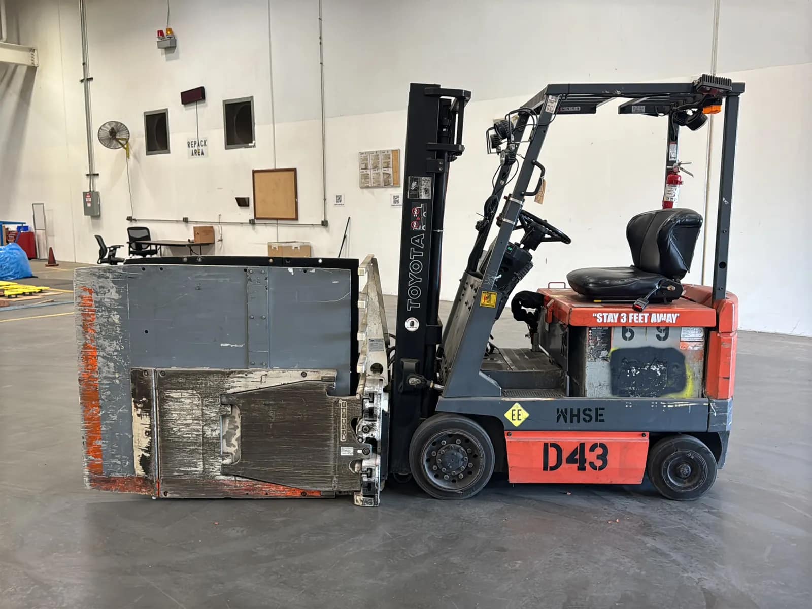 Toyota 5FBCU15 2,700lb Capacity Electric Forklift With Cascade Bale Clamp, photo 3 of 49