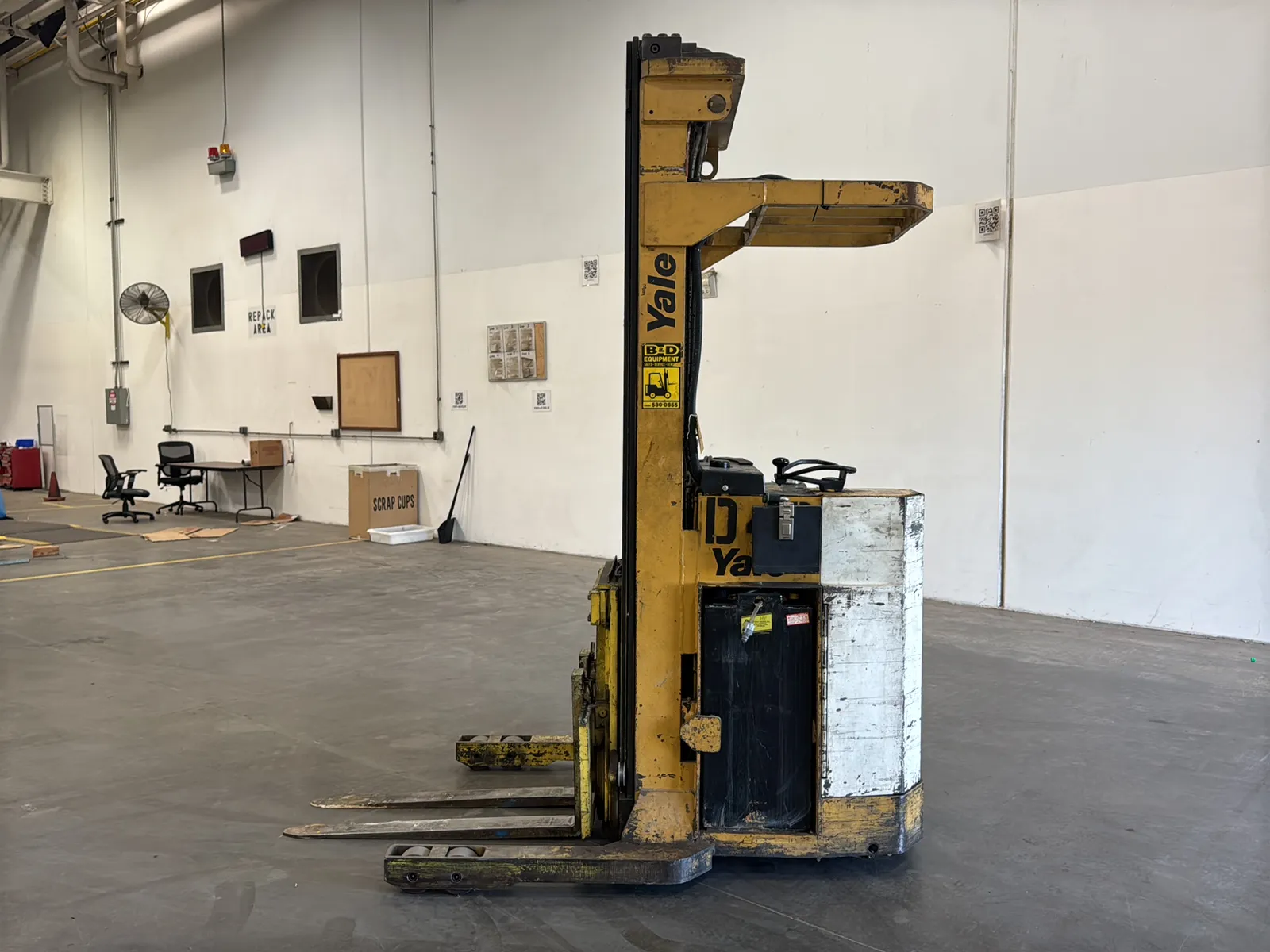 Yale 2,250lb Capacity Electric Standing Forklift, photo 4 of 43