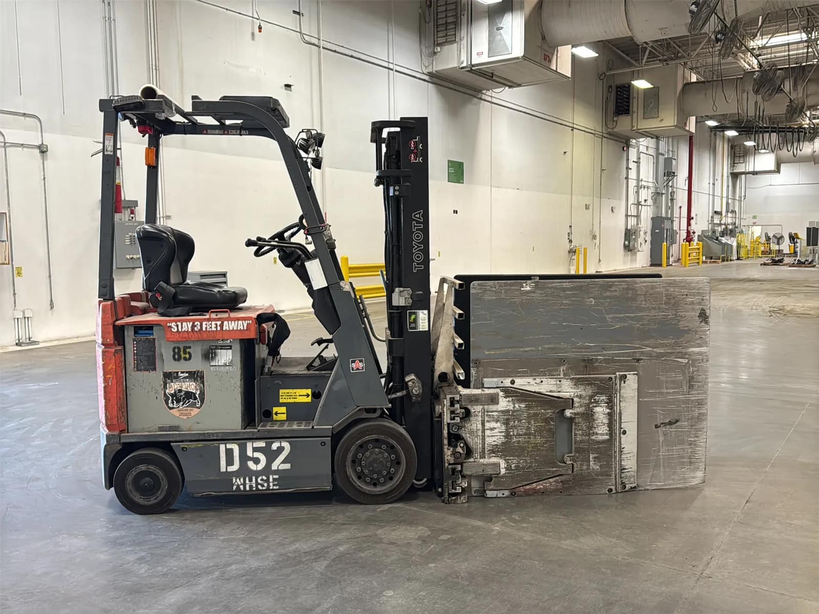 Toyota 7FBCU15 3,000lb Capacity Electric Forklift With Cascade Bale Clamp (Drives, Hydraulics Not Functioning), photo 4 of 43