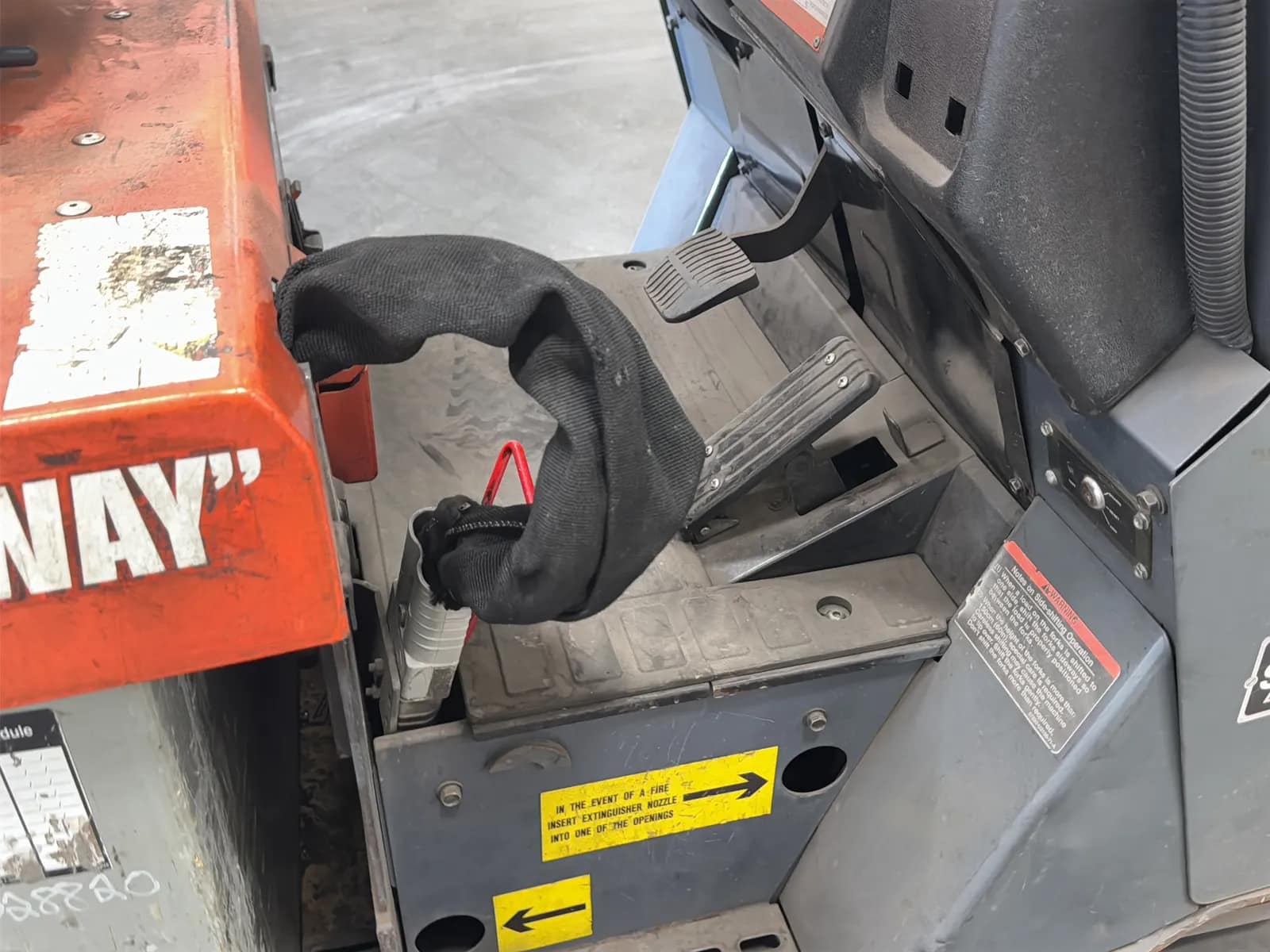 Toyota 7FBCU15 3,000lb Capacity Electric Forklift With Cascade Bale Clamp (Drives, Hydraulics Not Functioning), photo 25 of 43