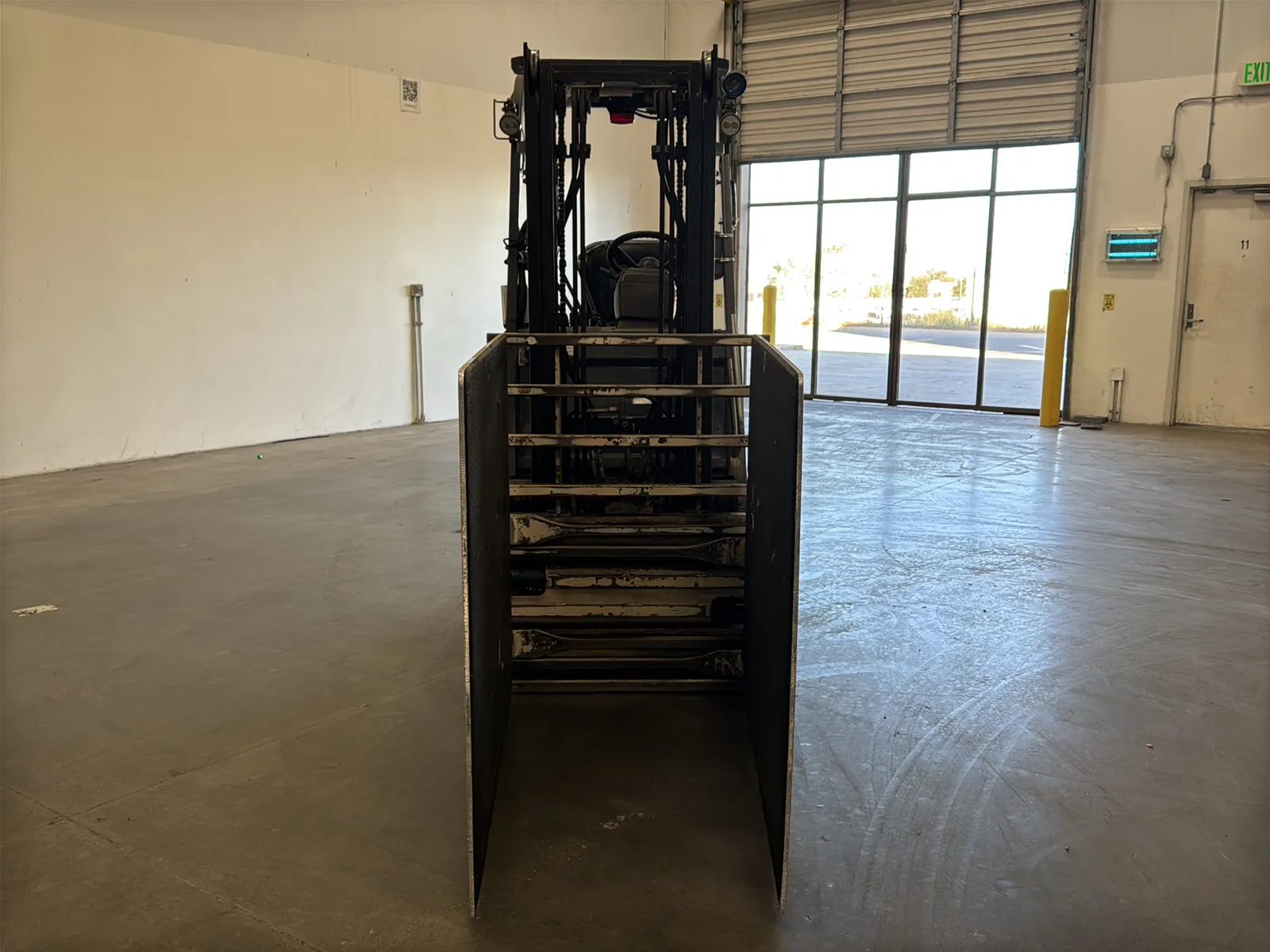 Toyota 7FBCU15 3,000lb Capacity Electric Forklift With Cascade Bale Clamp (Drives, Hydraulics Not Functioning), photo 5 of 43