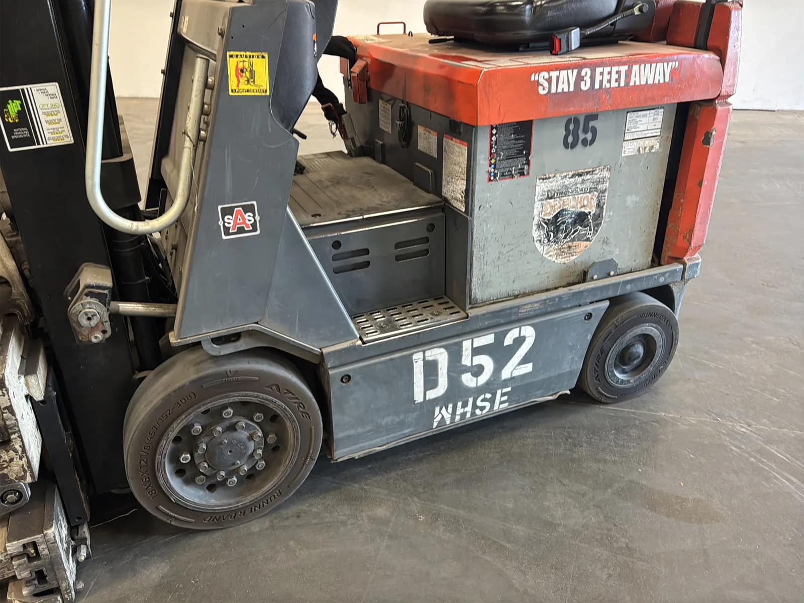 Toyota 7FBCU15 3,000lb Capacity Electric Forklift With Cascade Bale Clamp (Drives, Hydraulics Not Functioning), photo 13 of 43