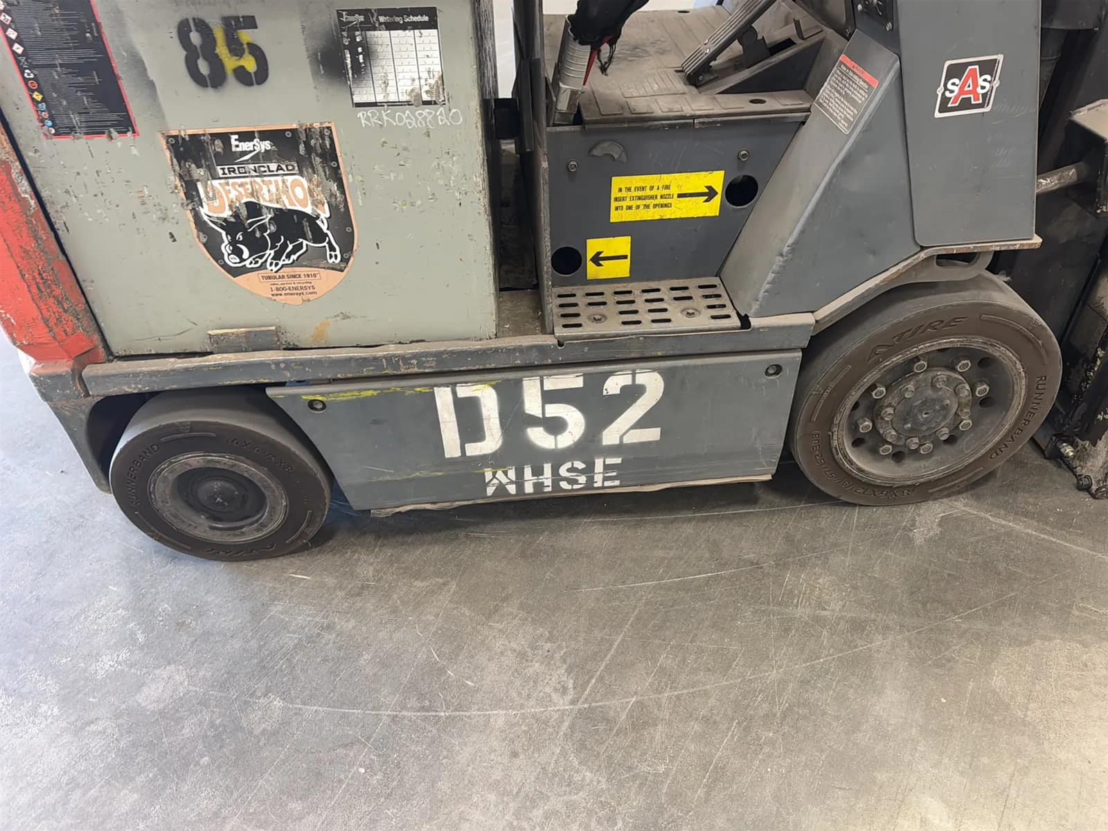 Toyota 7FBCU15 3,000lb Capacity Electric Forklift With Cascade Bale Clamp (Drives, Hydraulics Not Functioning), photo 27 of 43