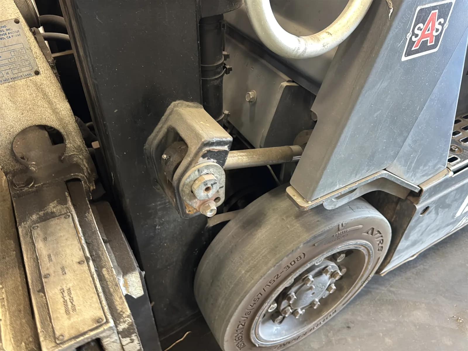 Toyota 7FBCU15 3,000lb Capacity Electric Forklift With Cascade Bale Clamp (Drives, Hydraulics Not Functioning), photo 11 of 43