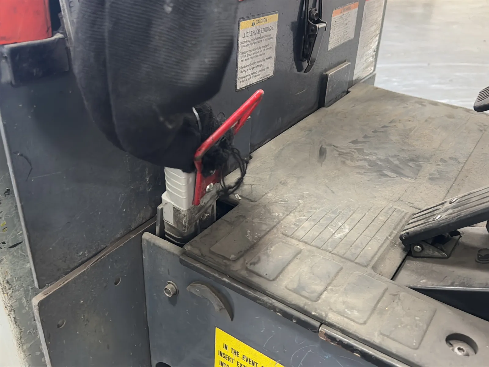 Toyota 7FBCU15 3,000lb Capacity Electric Forklift With Cascade Bale Clamp (Drives, Hydraulics Not Functioning), photo 26 of 43