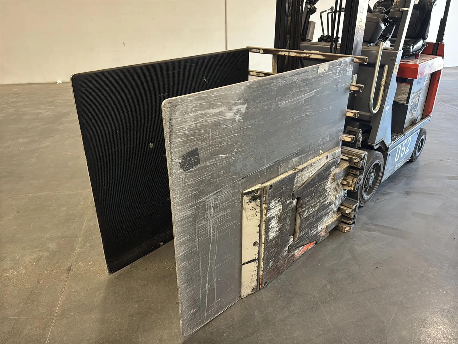 Toyota 7FBCU15 3,000lb Capacity Electric Forklift With Cascade Bale Clamp (Drives, Hydraulics Not Functioning), photo 6 of 43