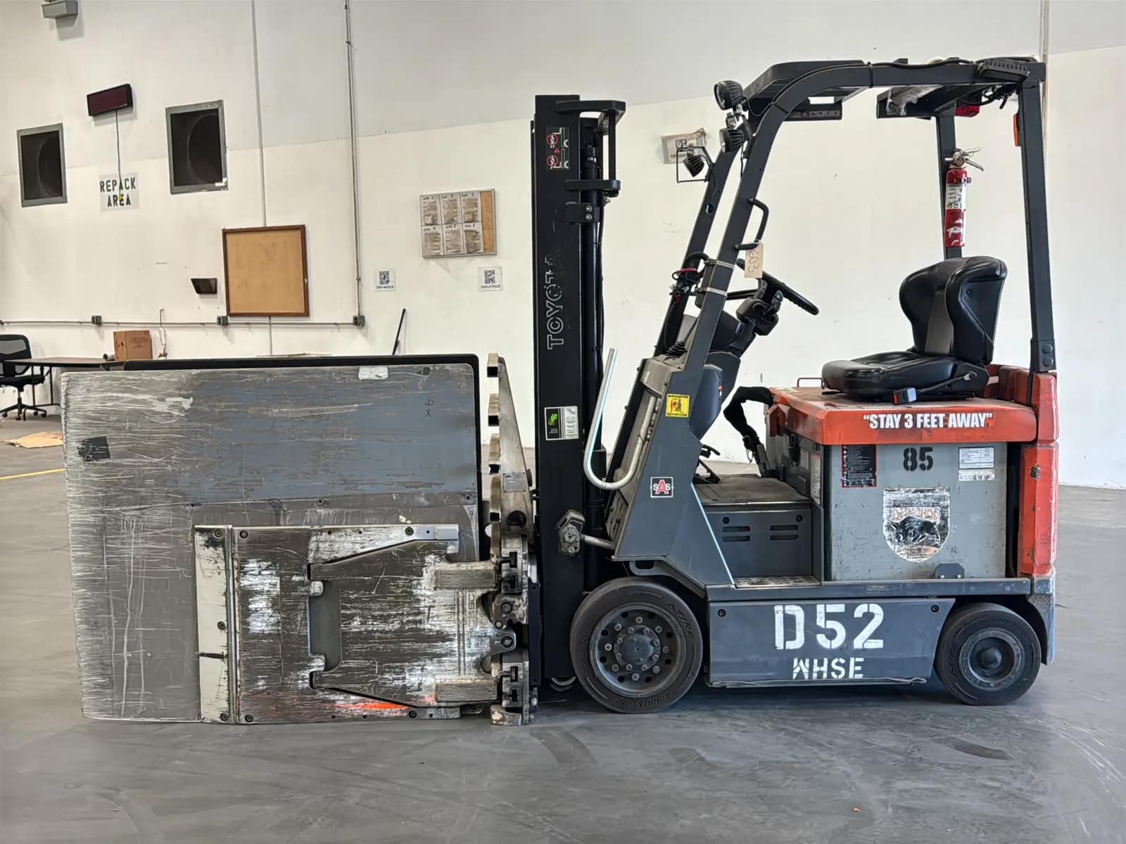 Toyota 7FBCU15 3,000lb Capacity Electric Forklift With Cascade Bale Clamp (Drives, Hydraulics Not Functioning), photo 2 of 43