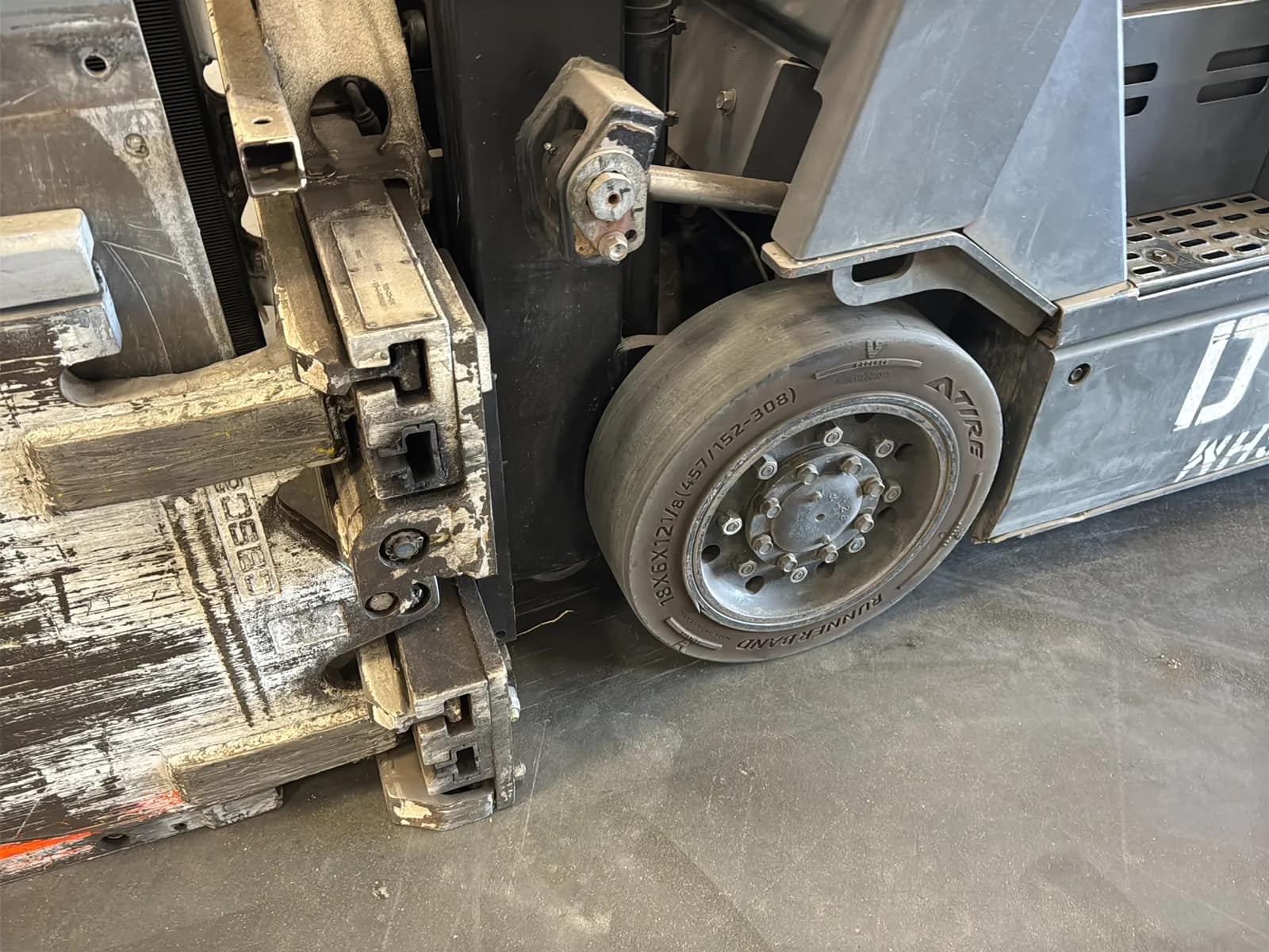 Toyota 7FBCU15 3,000lb Capacity Electric Forklift With Cascade Bale Clamp (Drives, Hydraulics Not Functioning), photo 12 of 43