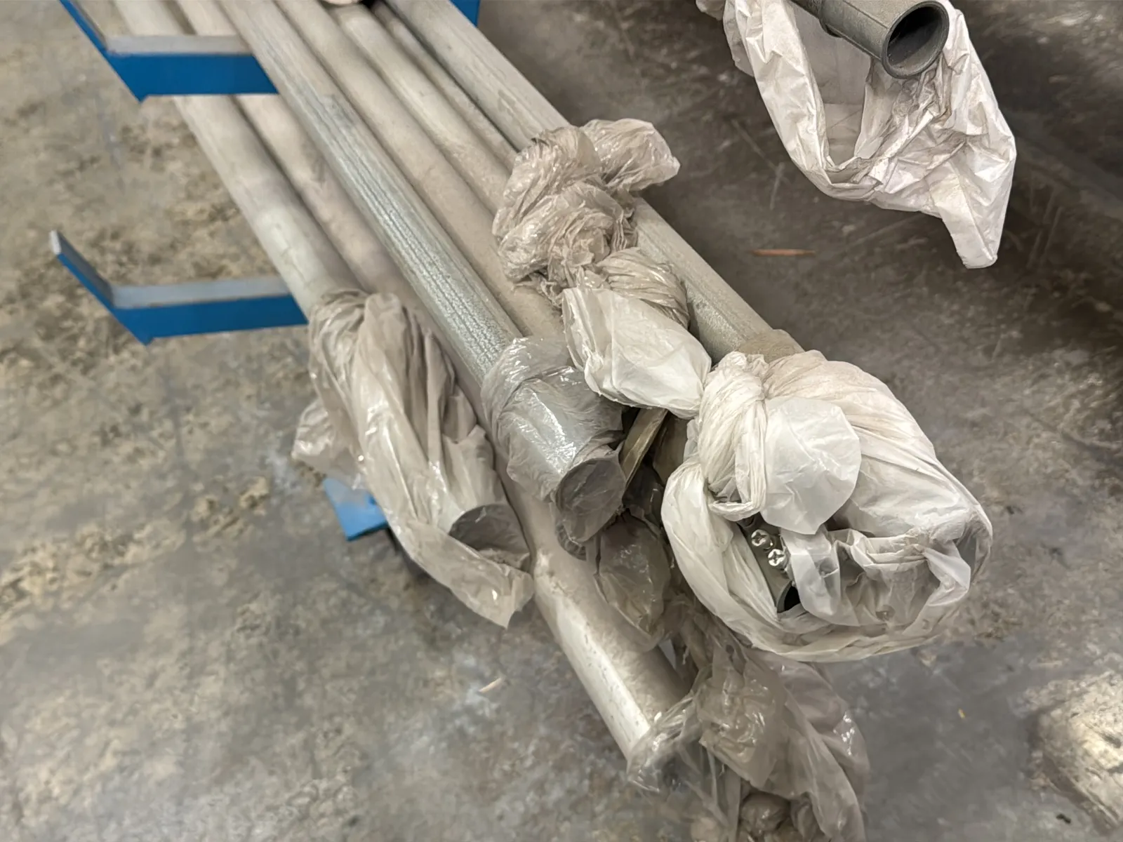 Contents Of Rack: Assorted Aluminum Tubing, photo 8 of 13