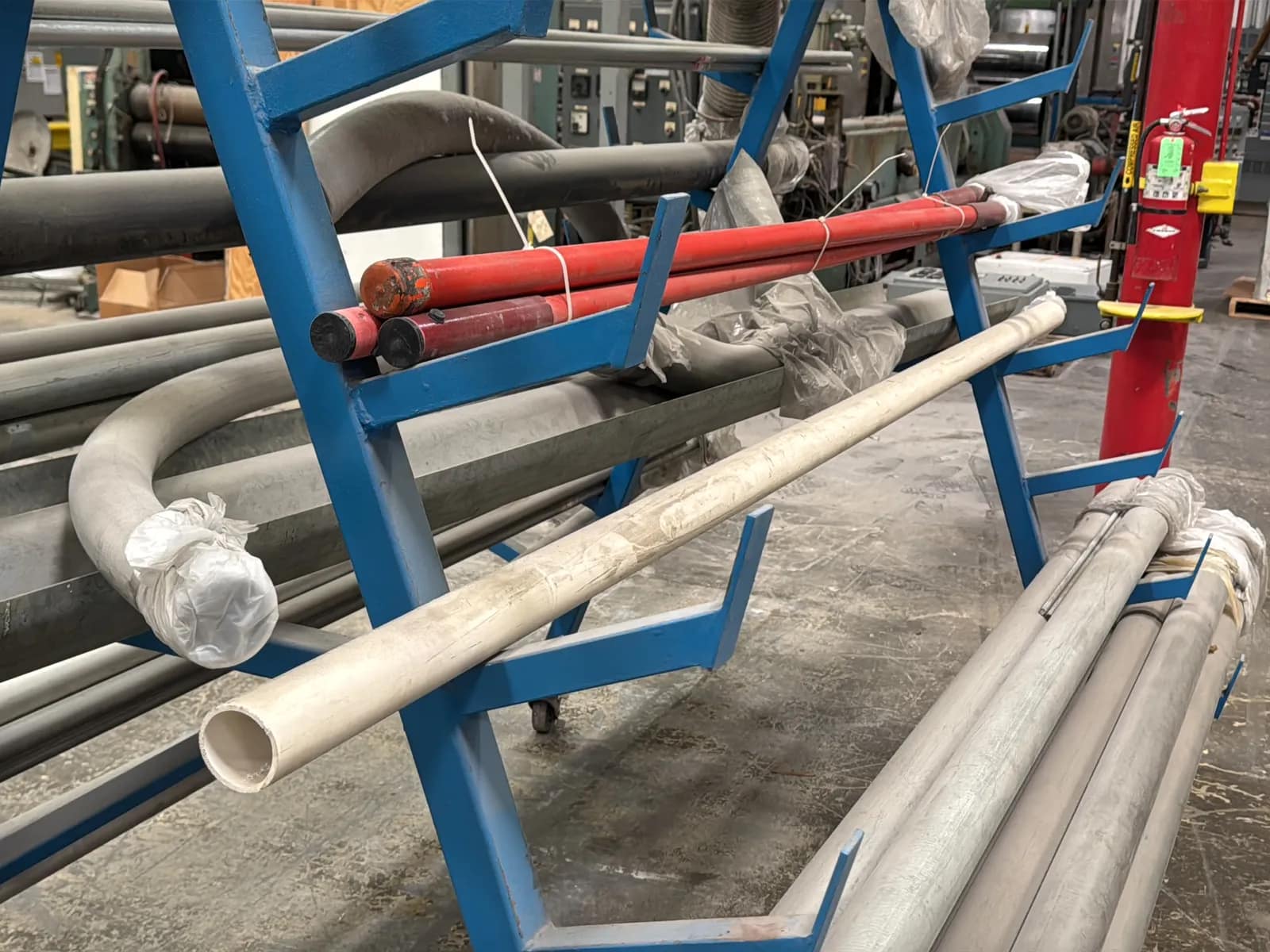 Contents Of Rack: Assorted Aluminum Tubing, photo 3 of 13