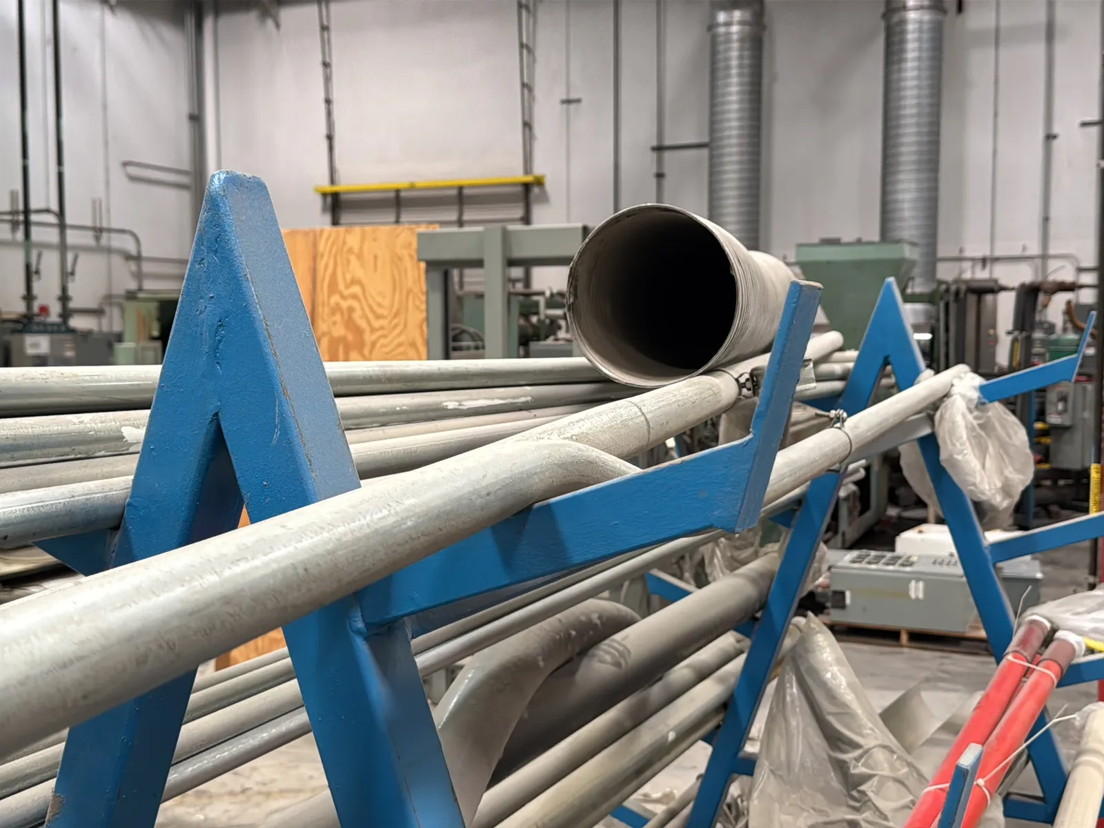 Contents Of Rack: Assorted Aluminum Tubing, photo 5 of 13