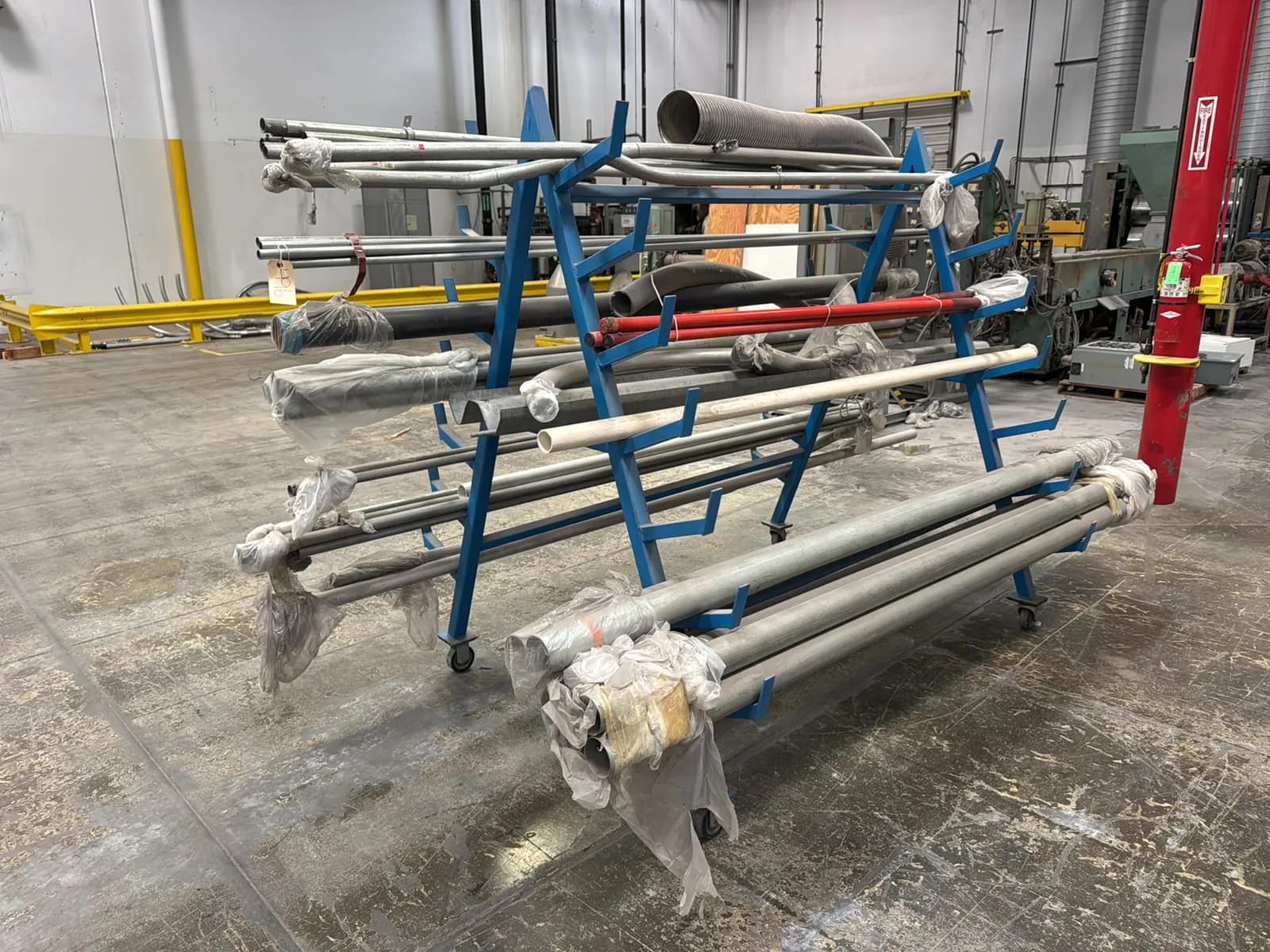 contents-of-rack-assorted-aluminum-tubing-7af196
