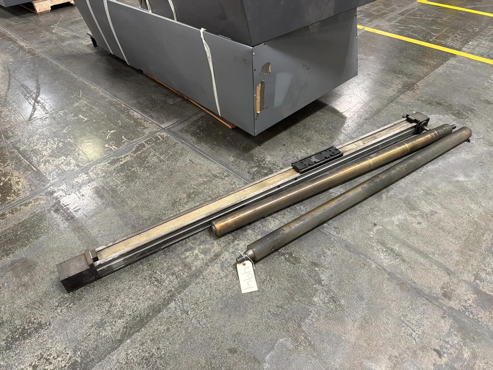 3-metal-pieces-for-manufacturing-machinery-actuator-and-shafts-mv3zju3y