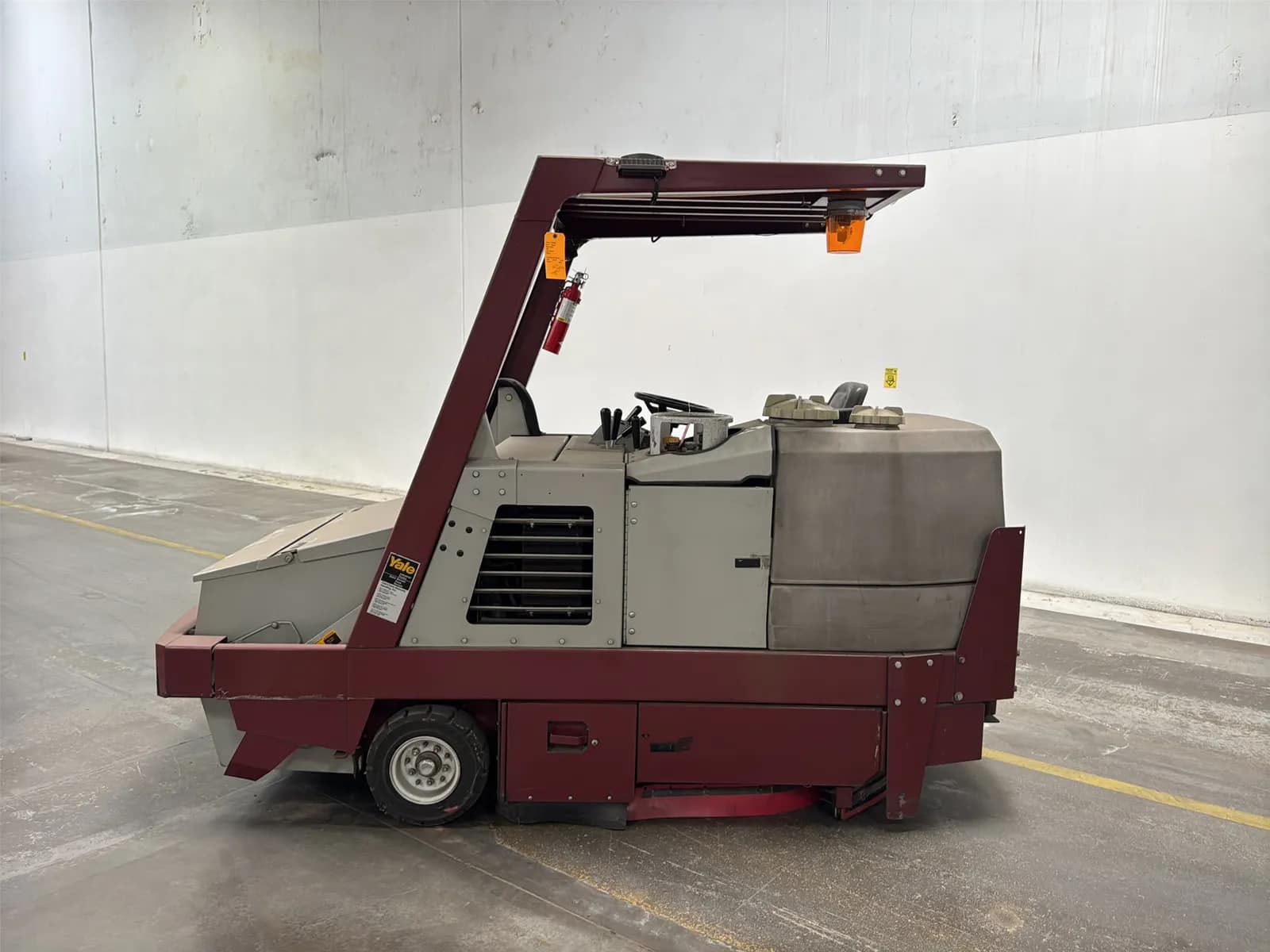 Minuteman Power Boss TSS/88 Floor Sweeper, photo 2 of 46