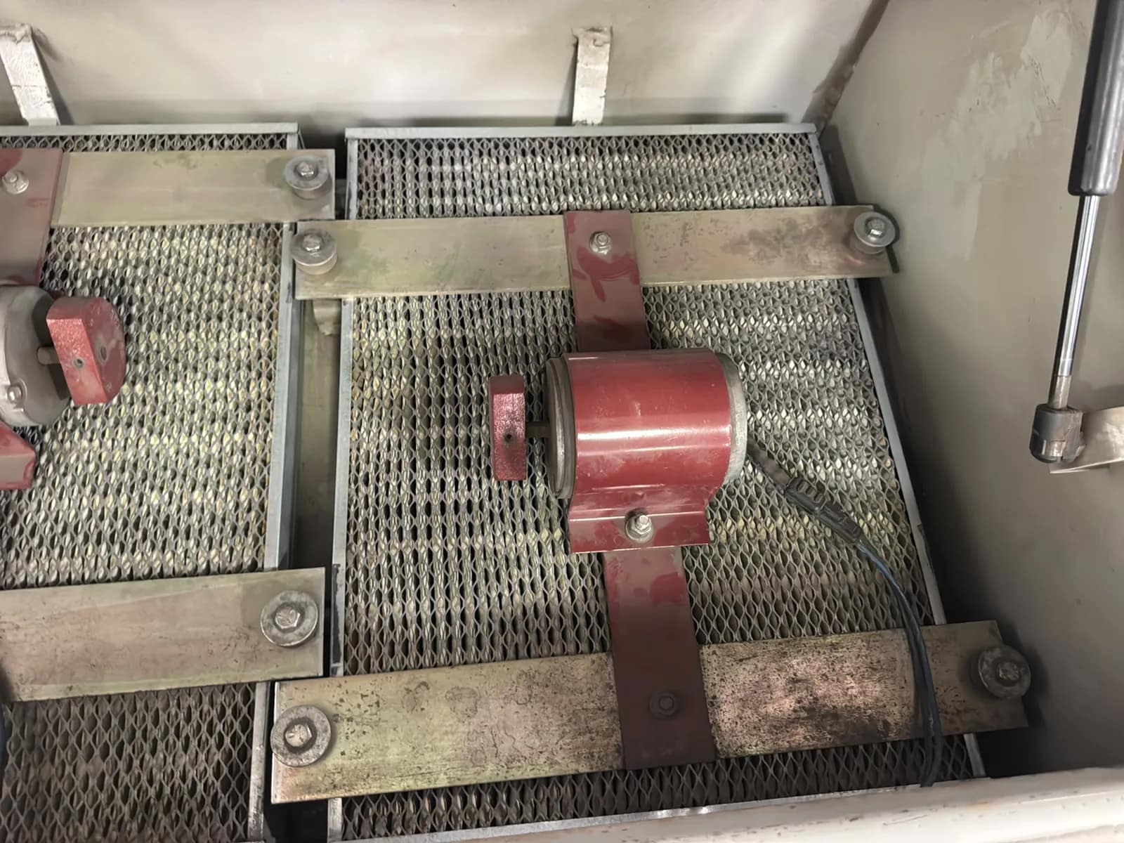 Minuteman Power Boss TSS/88 Floor Sweeper, photo 38 of 46