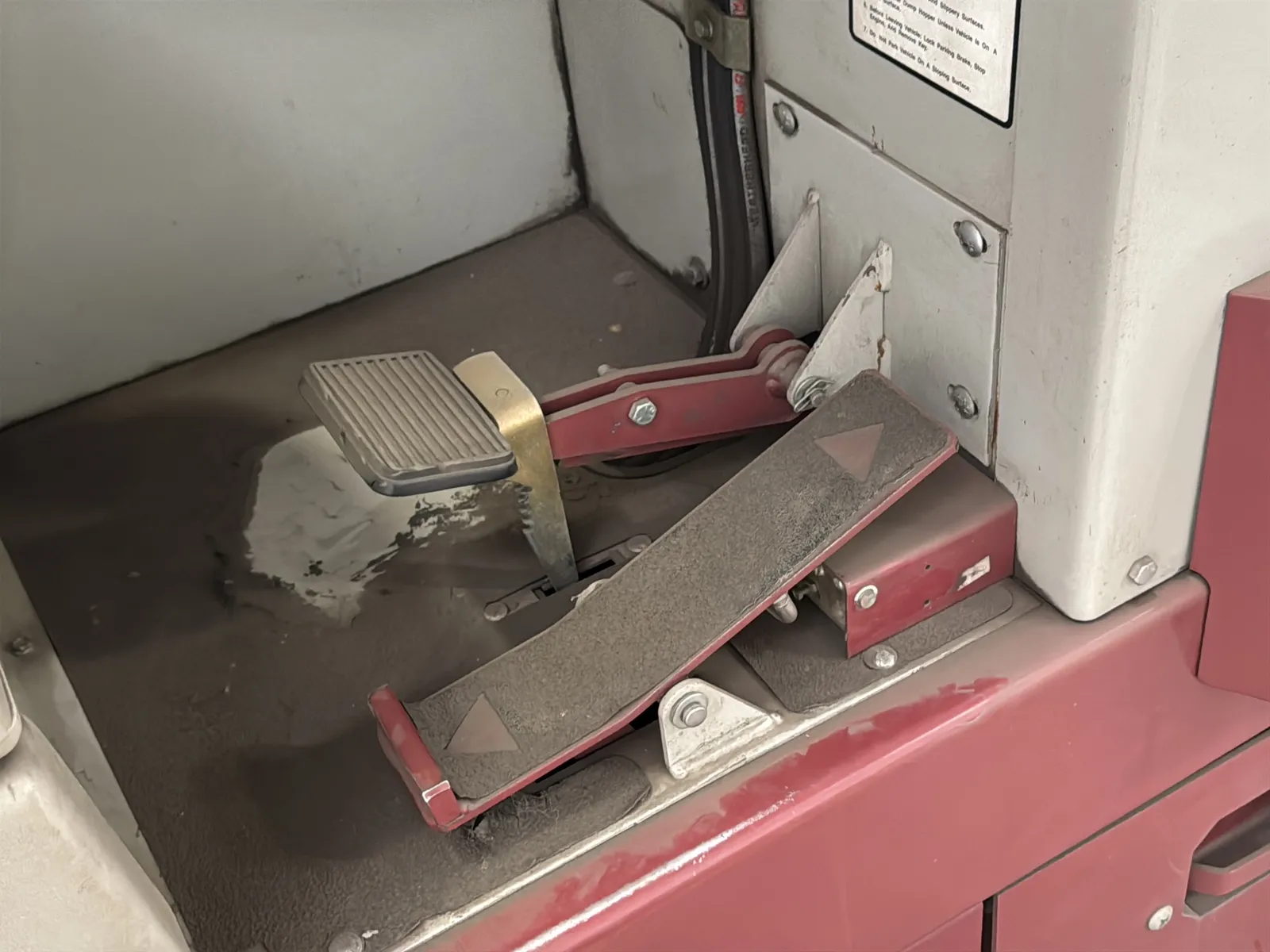 Minuteman Power Boss TSS/88 Floor Sweeper, photo 14 of 46