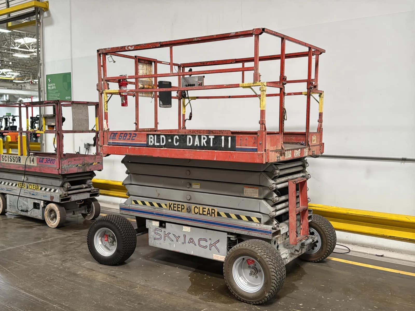 SkyJack SJIII6832 Electric Scissor Lift (Not Running), photo 2 of 52