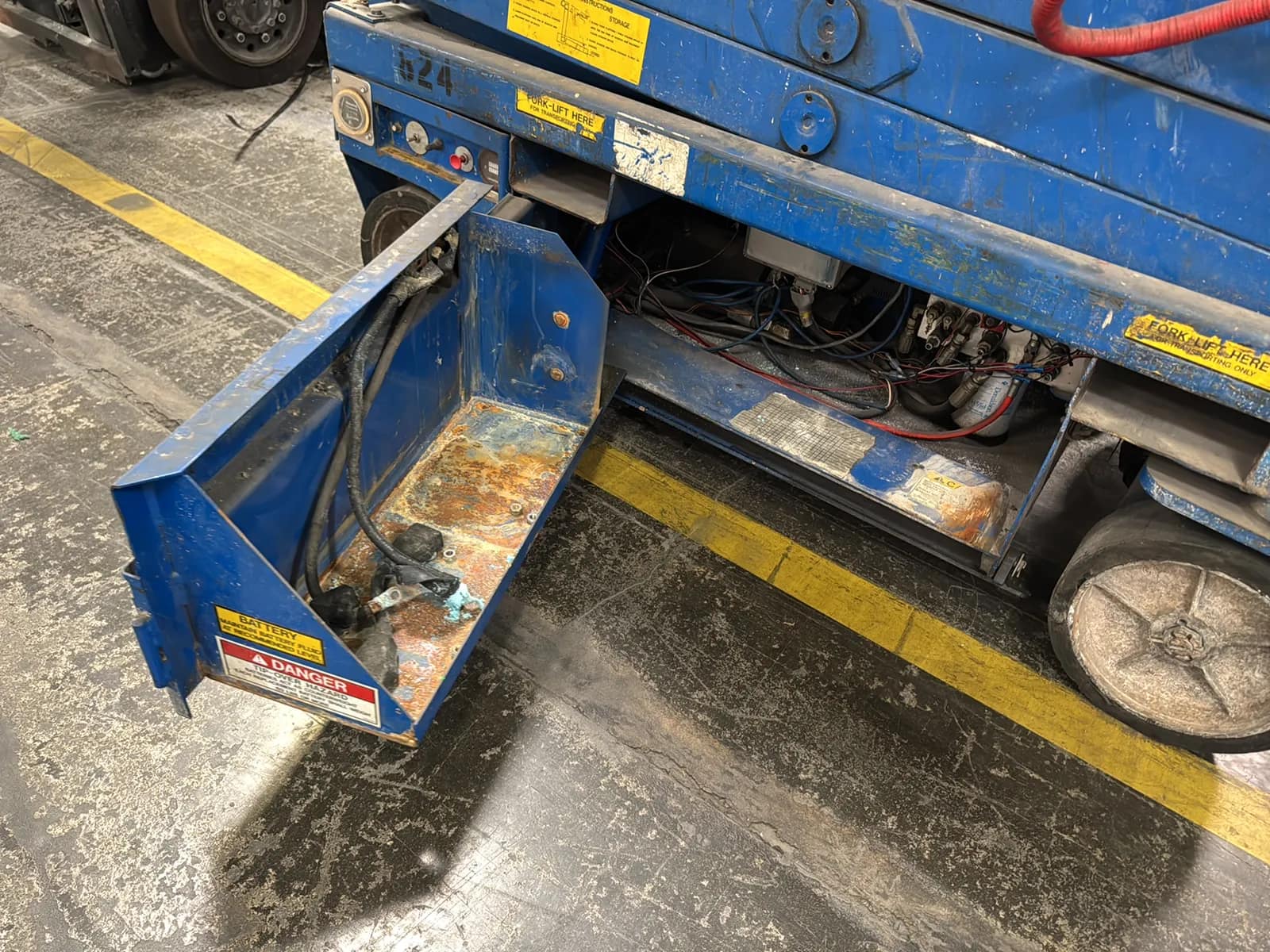 Upright MX19 Electric Scissor Lift (Not Running), photo 12 of 14