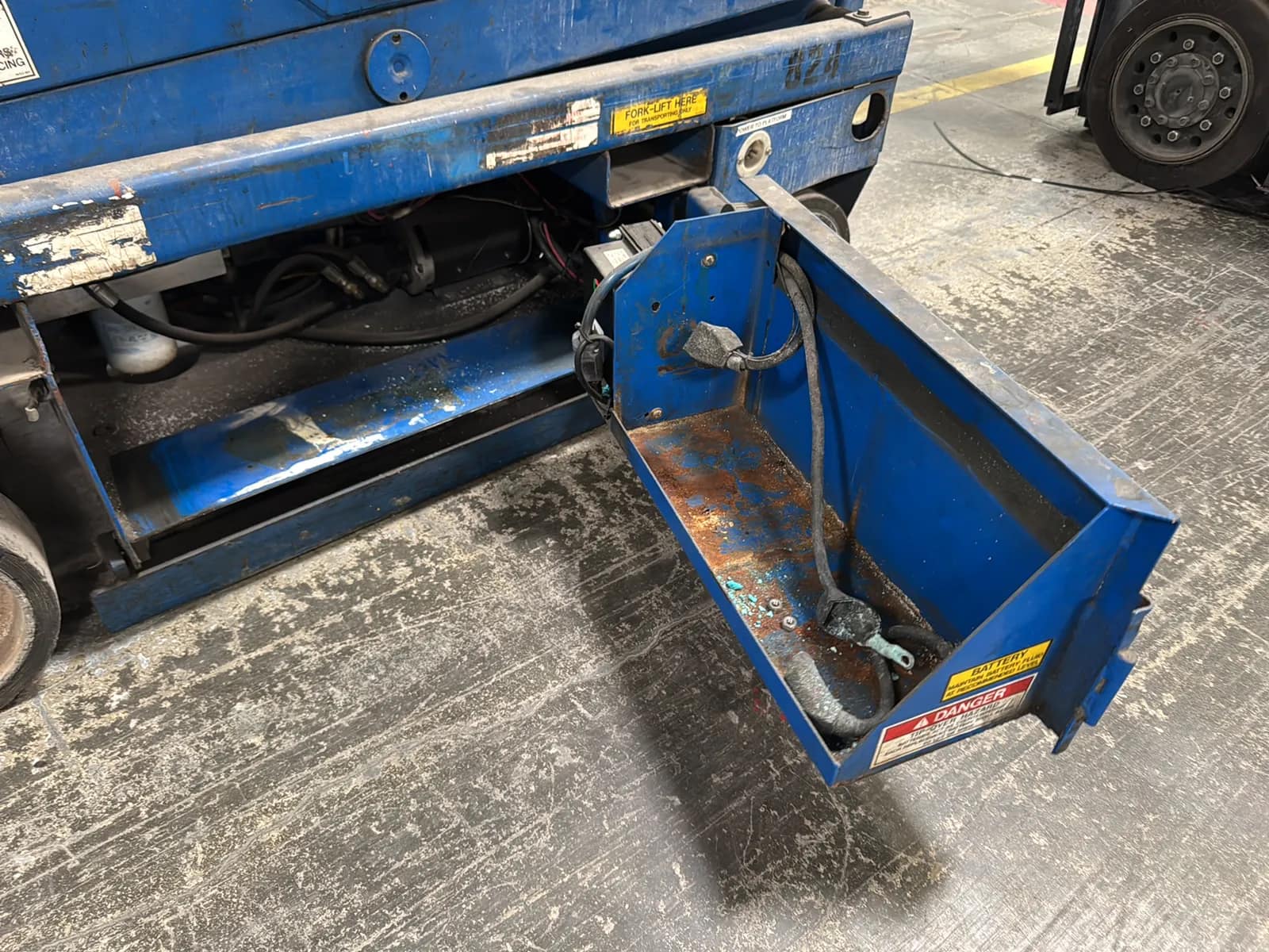 Upright MX19 Electric Scissor Lift (Not Running), photo 11 of 14