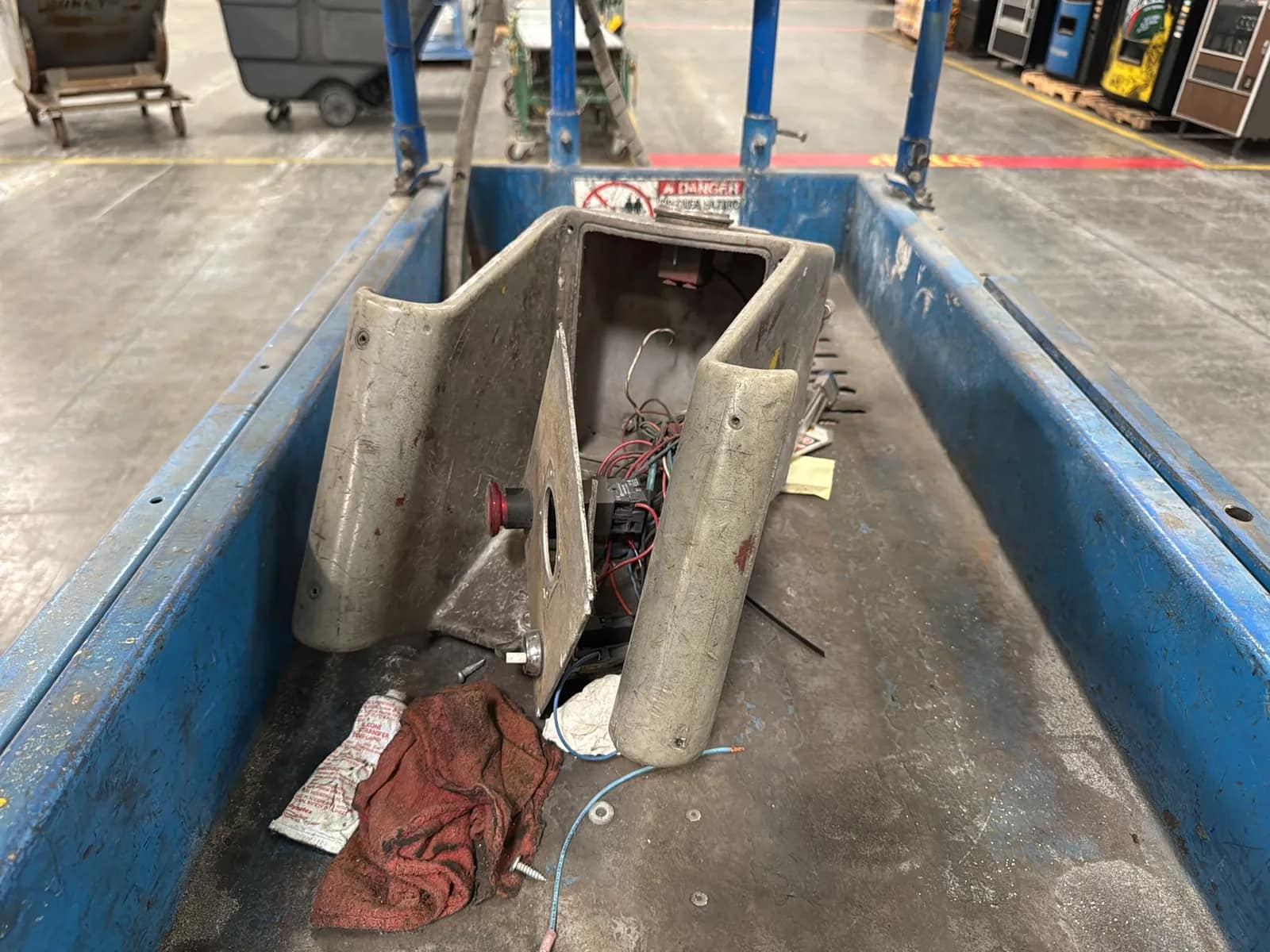 Upright MX19 Electric Scissor Lift (Not Running), photo 8 of 13