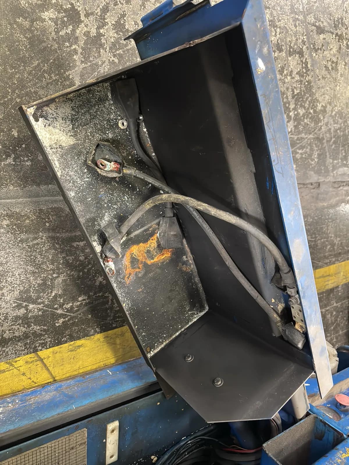 Upright MX19 Electric Scissor Lift (Not Running), photo 10 of 13