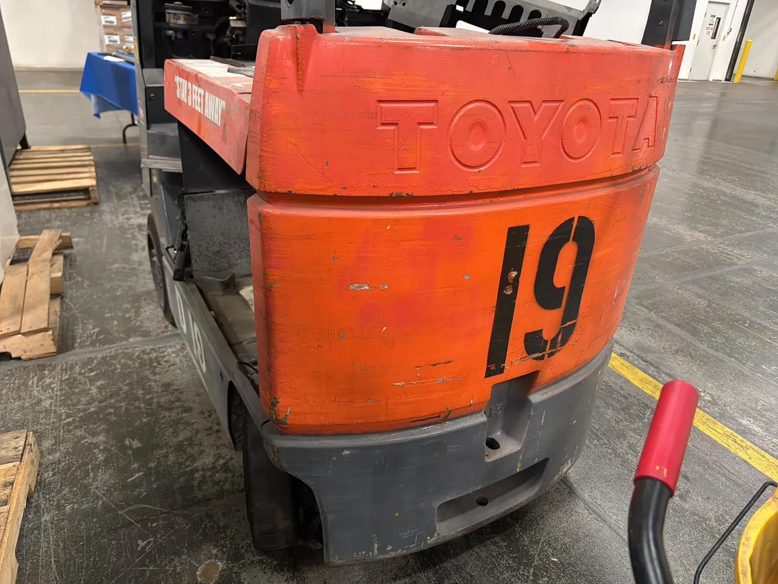 Toyota 7FBCU15 3000lb Capacity Electric Forklift (Not Running), photo 8 of 24