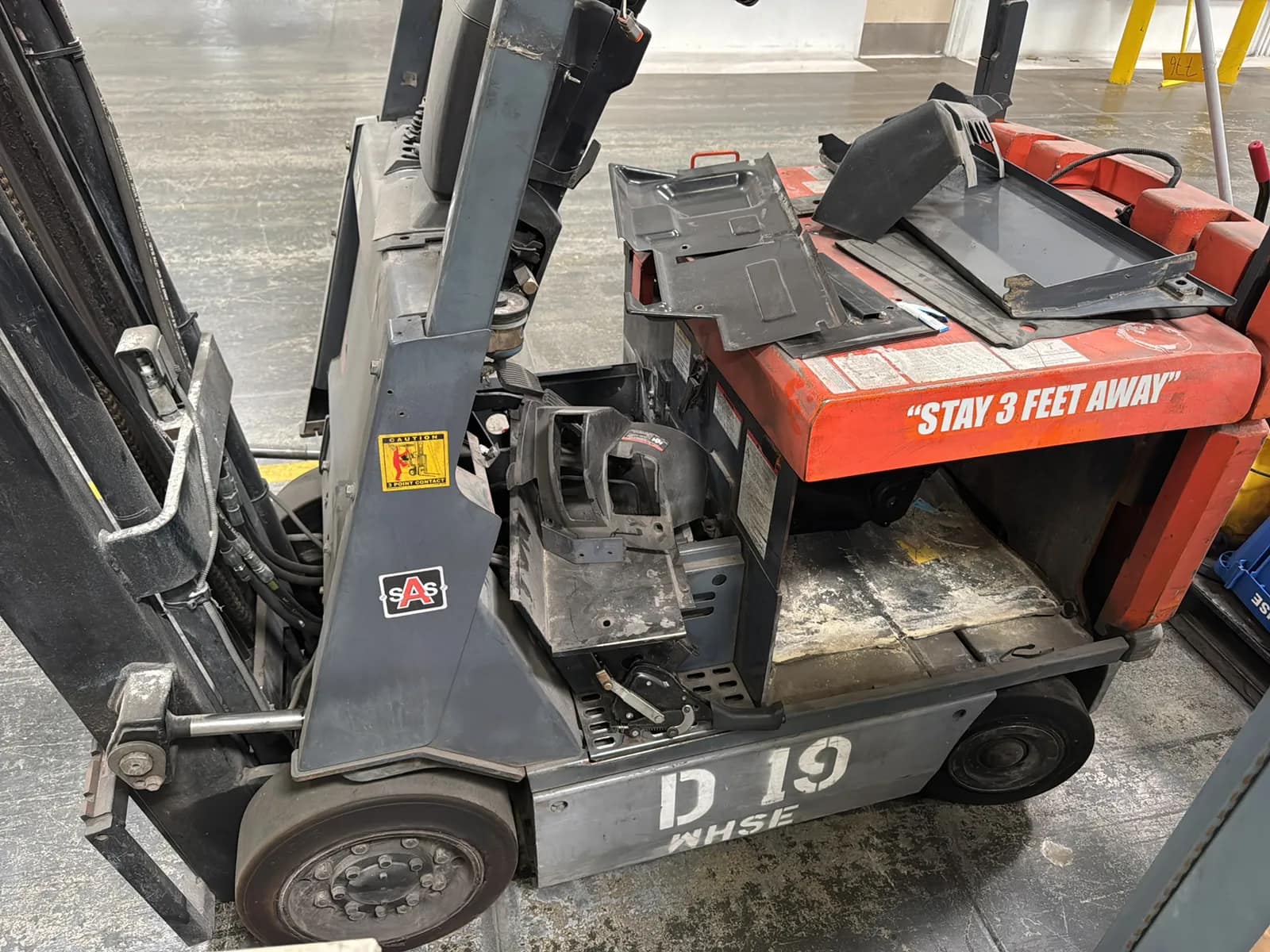 Toyota 7FBCU15 3000lb Capacity Electric Forklift (Not Running), photo 6 of 24