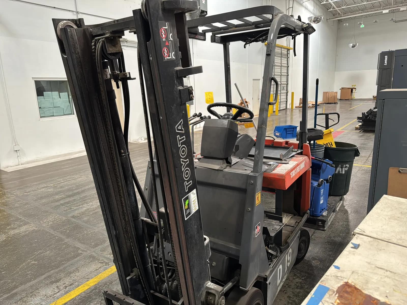 Toyota 7FBCU15 3000lb Capacity Electric Forklift (Not Running), photo 18 of 24