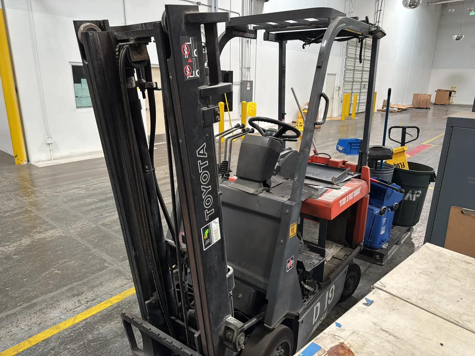 Toyota 7FBCU15 3000lb Capacity Electric Forklift (Not Running), photo 4 of 24