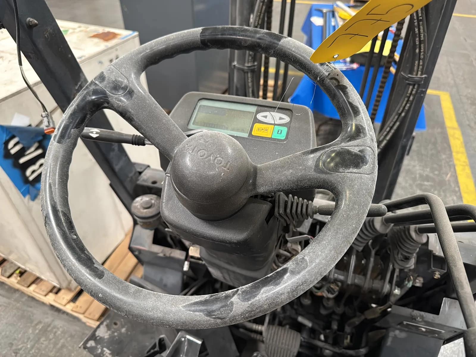 Toyota 7FBCU15 3000lb Capacity Electric Forklift (Not Running), photo 20 of 24
