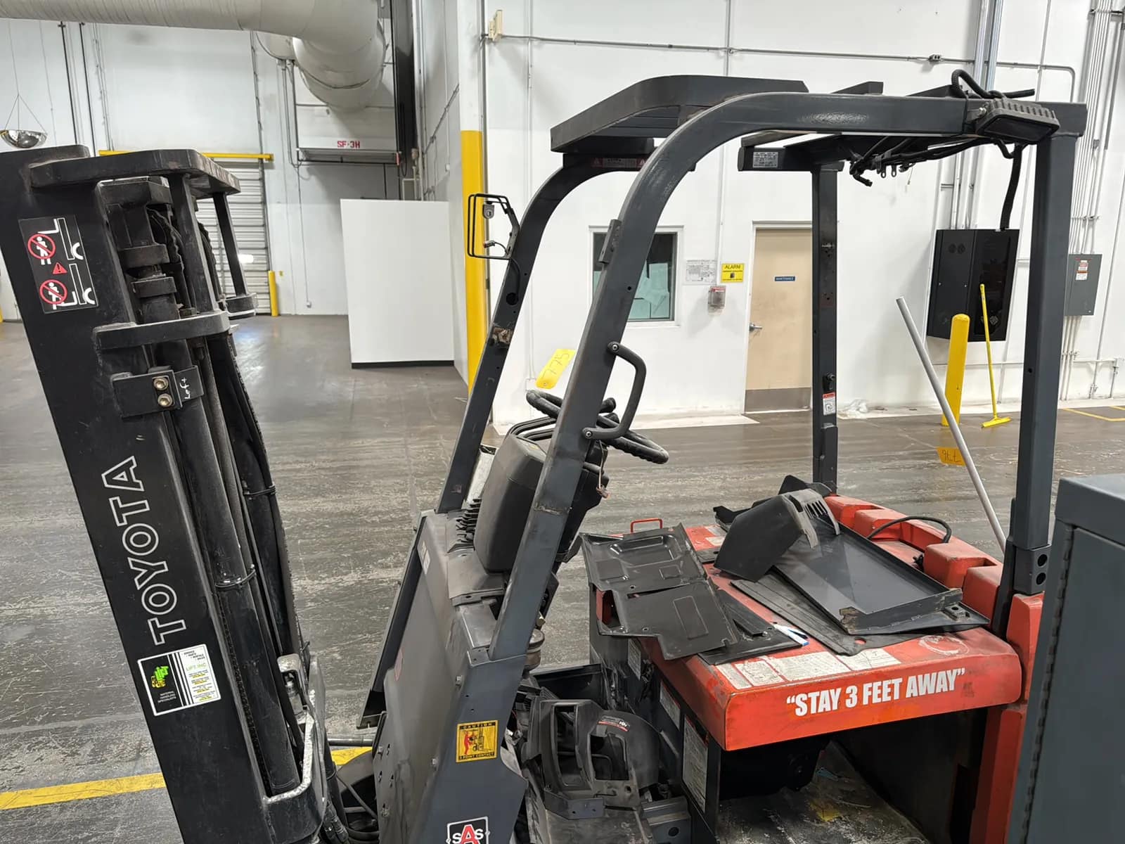 Toyota 7FBCU15 3000lb Capacity Electric Forklift (Not Running), photo 5 of 24