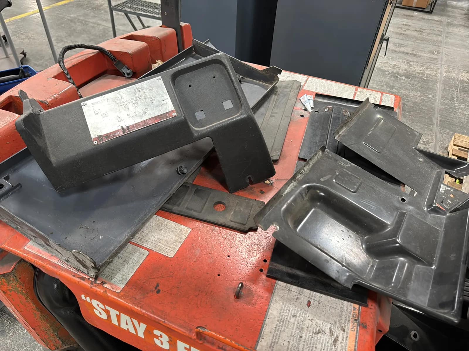 Toyota 7FBCU15 3000lb Capacity Electric Forklift (Not Running), photo 11 of 24