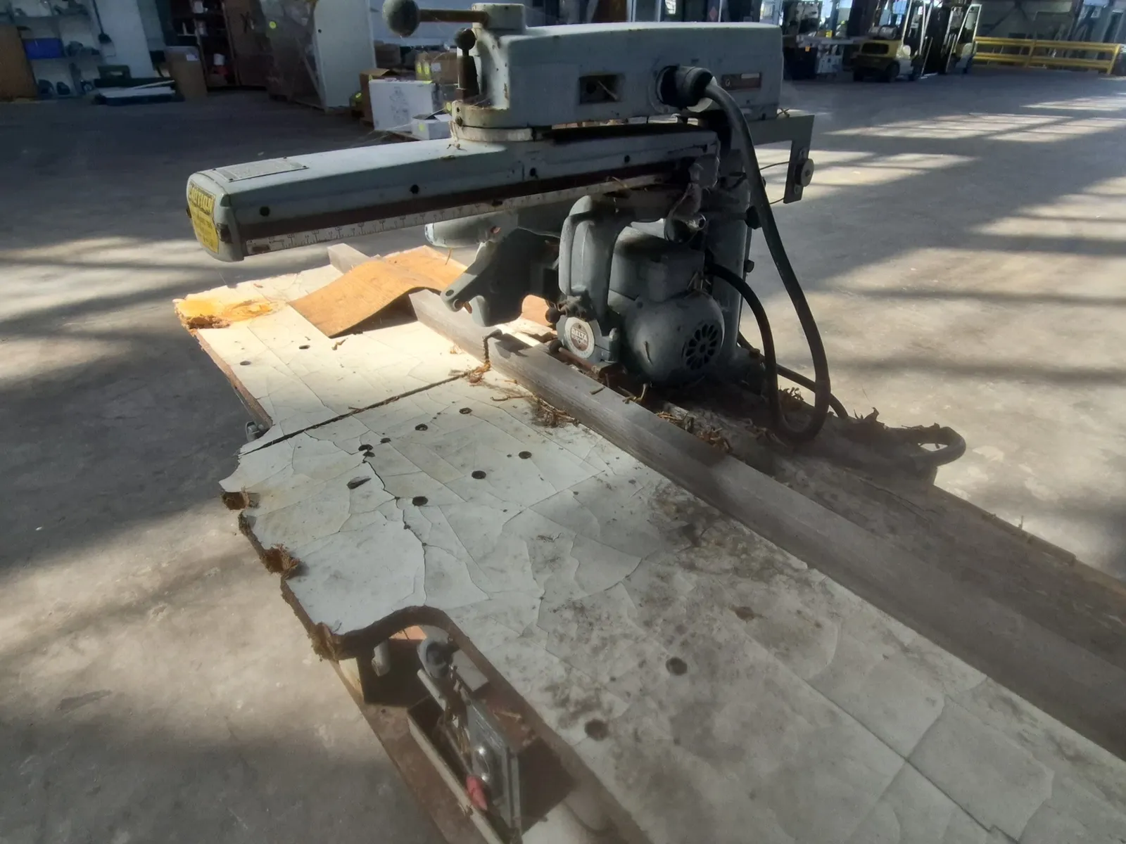 (1) Stationary Delta / Rockwell Radial Arm Saw, photo 2 of 7